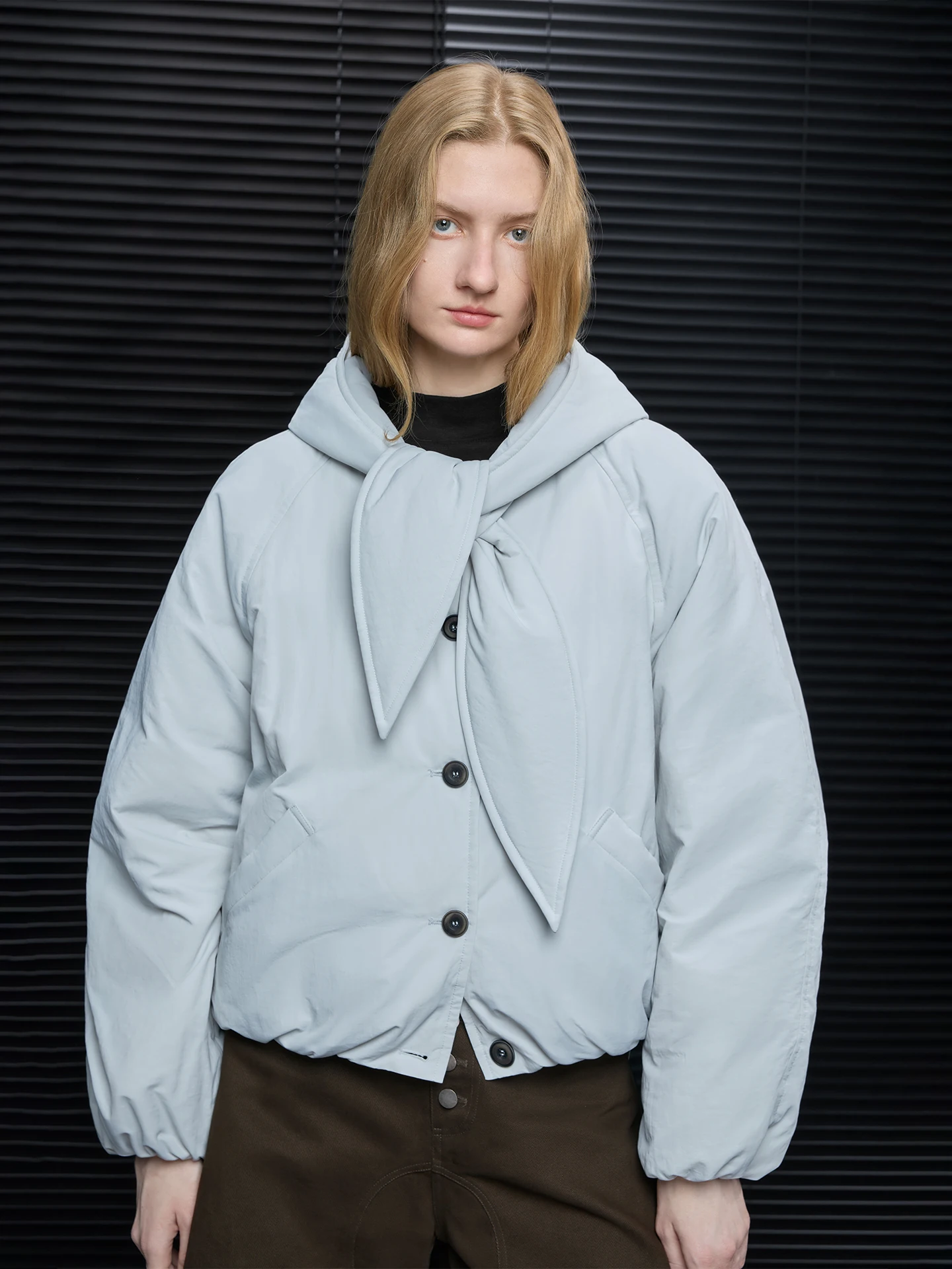 Loose Women's down Jaet Hooded Coat Korean Sle Street Faion Warm Long Sve White Du Feather 2025 Winter New Arrival
Loose Women's down Jaet Hooded Coat Korean Sle Street Faion Warm Long Sve White Du Feather 2025 Winter New Arrival