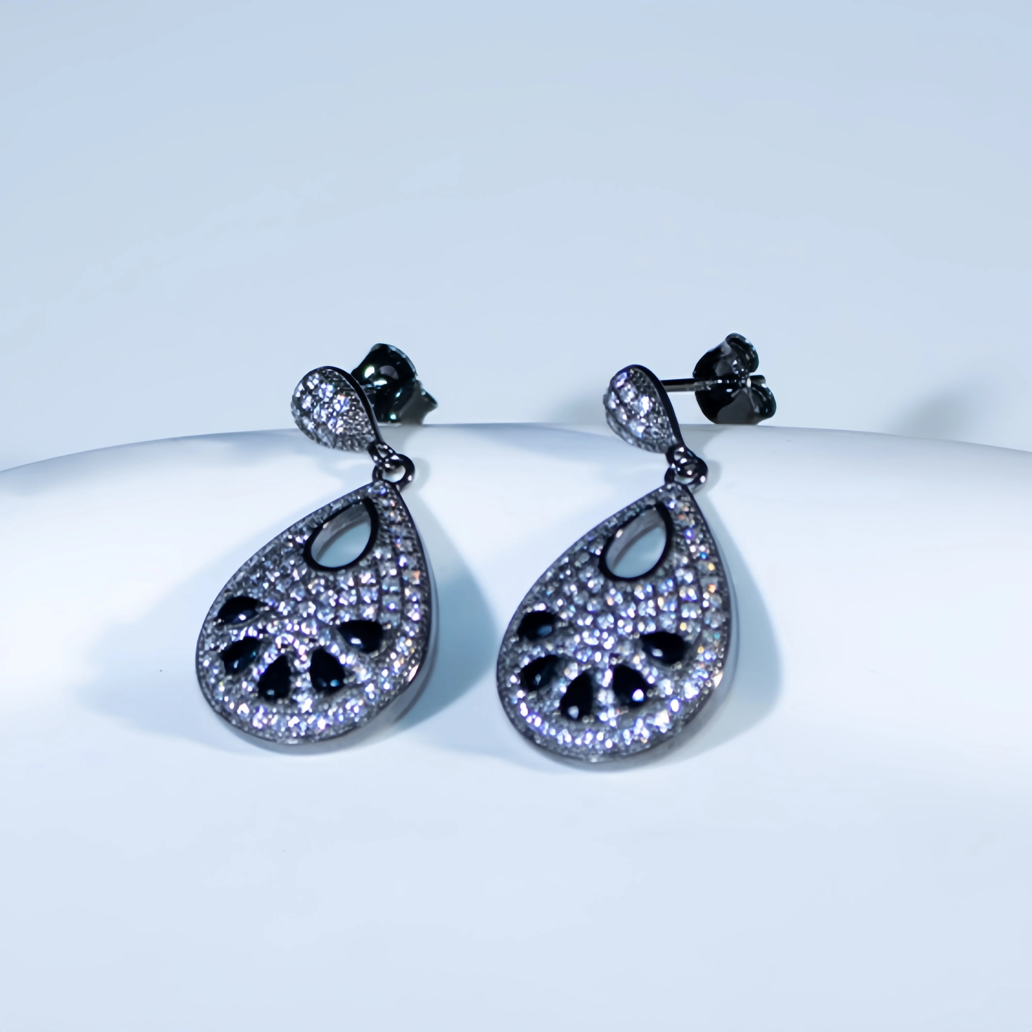 Temperament Long Tassel Water Drop Black 925 Sterling Silver Stud Earrings for Women Zircon Earrings
Temperament Long Tassel Water Drop Black 925 Sterling Silver Stud Earrings for Women Zircon Earrings
