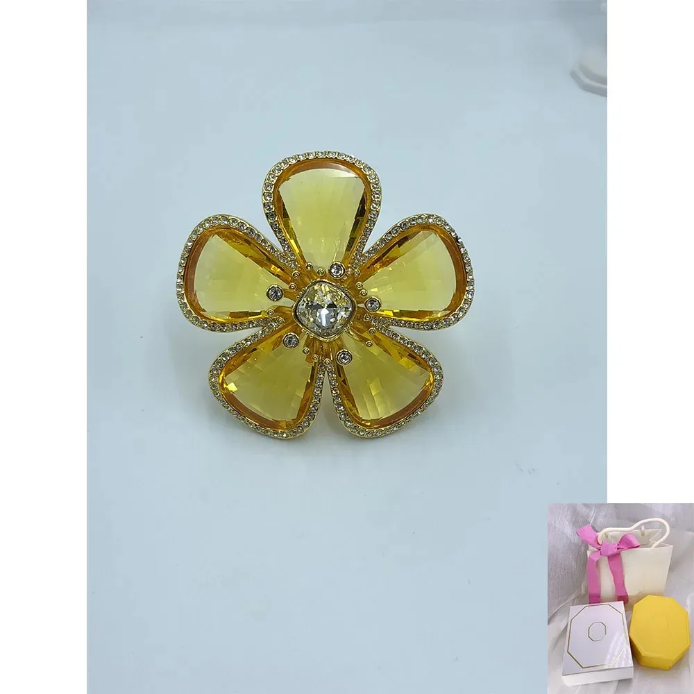 New fashion hot selling yellow flower crystal charm women's exquisite ring romantic holiday gift
New fashion hot selling yellow flower crystal charm women's exquisite ring romantic holiday gift
