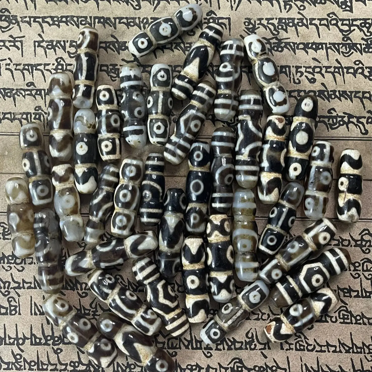 1bag/lot Natural multi-pattern old agate dzi Special rarity Peanuts green beans pod-shaped Wholesale in bulk Good meaning
1bag/lot Natural multi-pattern old agate dzi Special rarity Peanuts green beans pod-shaped Wholesale in bulk Good meaning