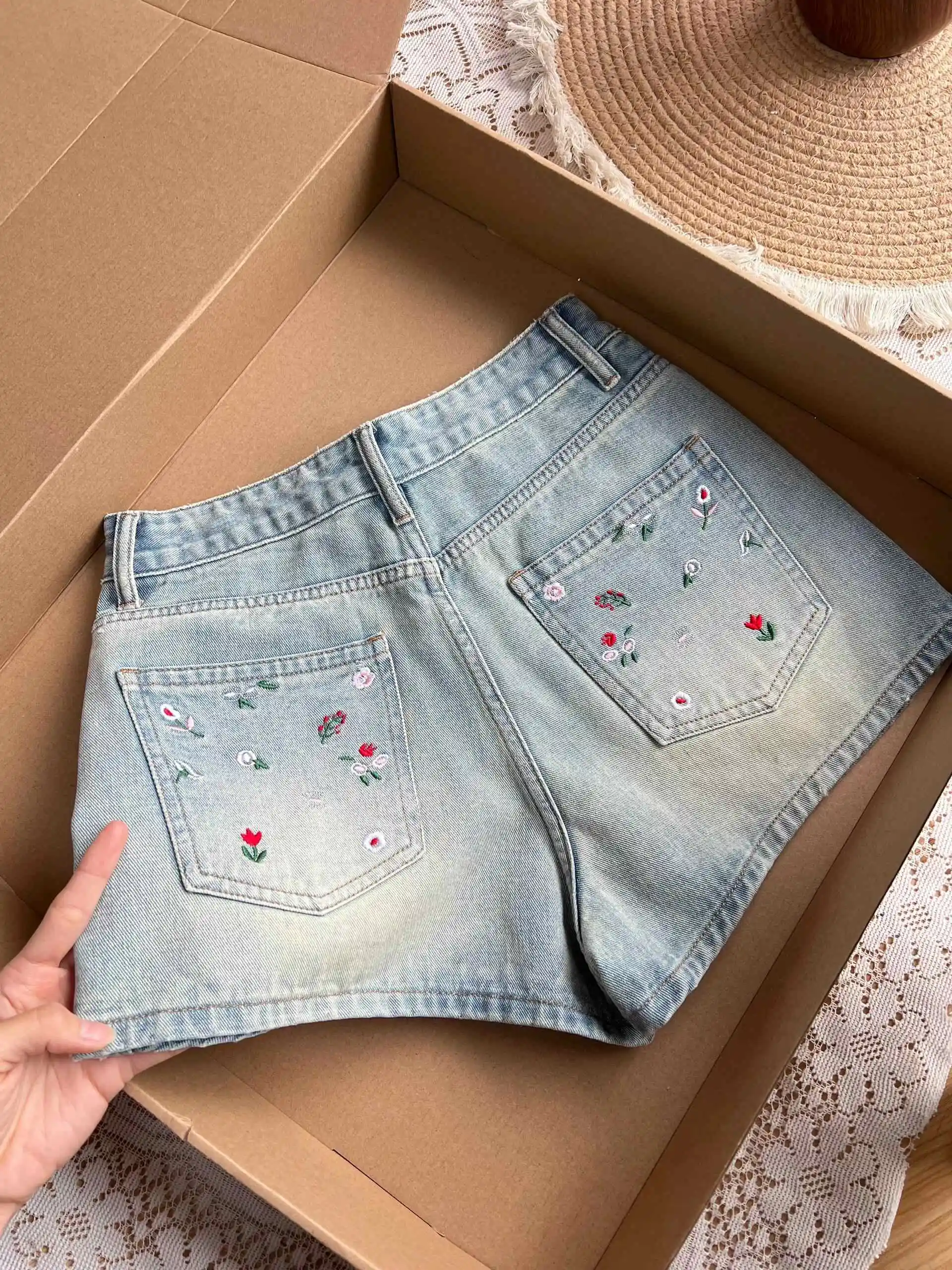 Summer High Waisted Women's Shorts Daily All Match Floral Pattern Commuting Pants Vintage American Style Straight Leg Jeans
Summer High Waisted Women's Shorts Daily All Match Floral Pattern Commuting Pants Vintage American Style Straight Leg Jeans