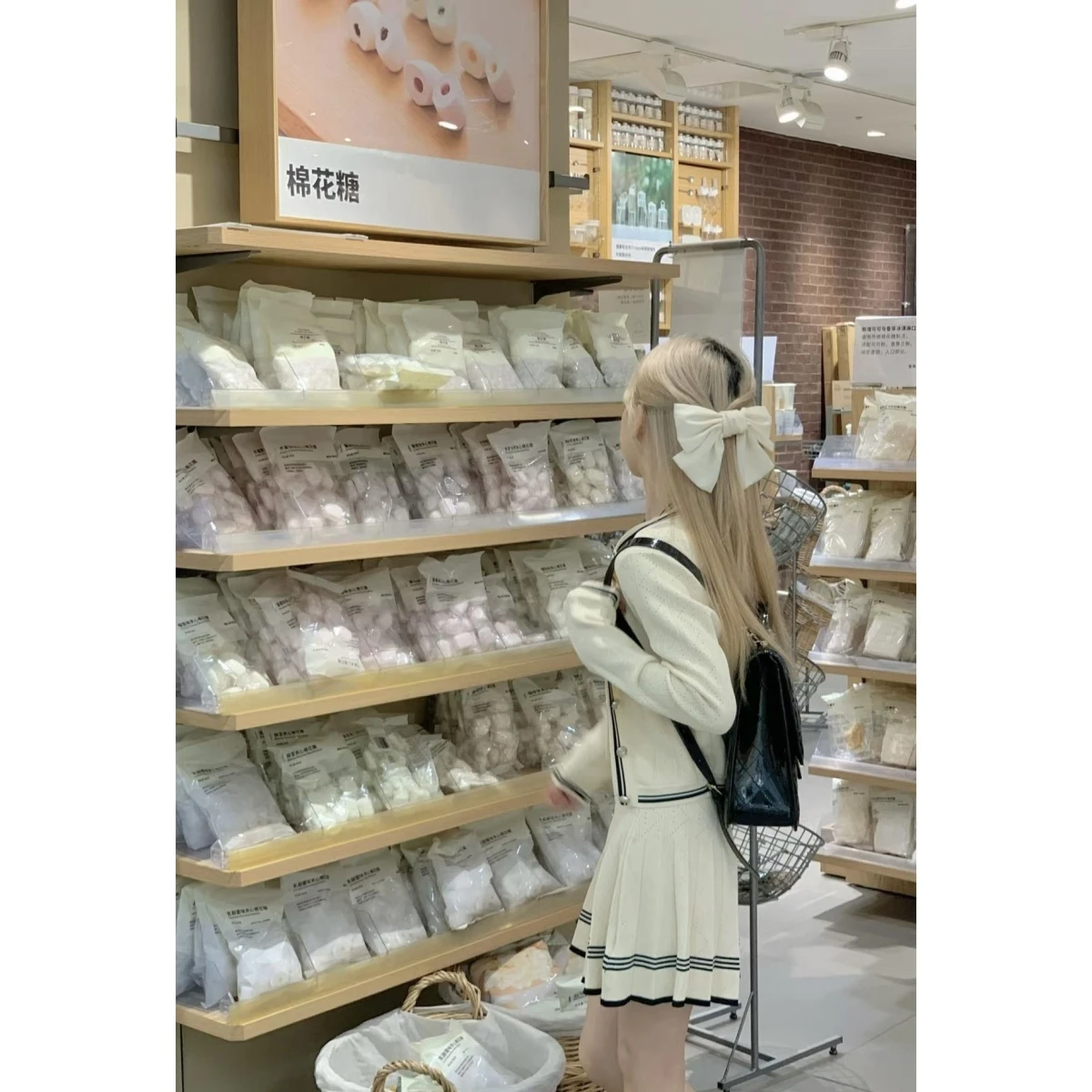 Korean Style Knitted Vest Cardigan Slimming Short Skirt Set Three Pieces Soft Fragrant Wind Fashionable And Elegant
Korean Style Knitted Vest Cardigan Slimming Short Skirt Set Three Pieces Soft Fragrant Wind Fashionable And Elegant