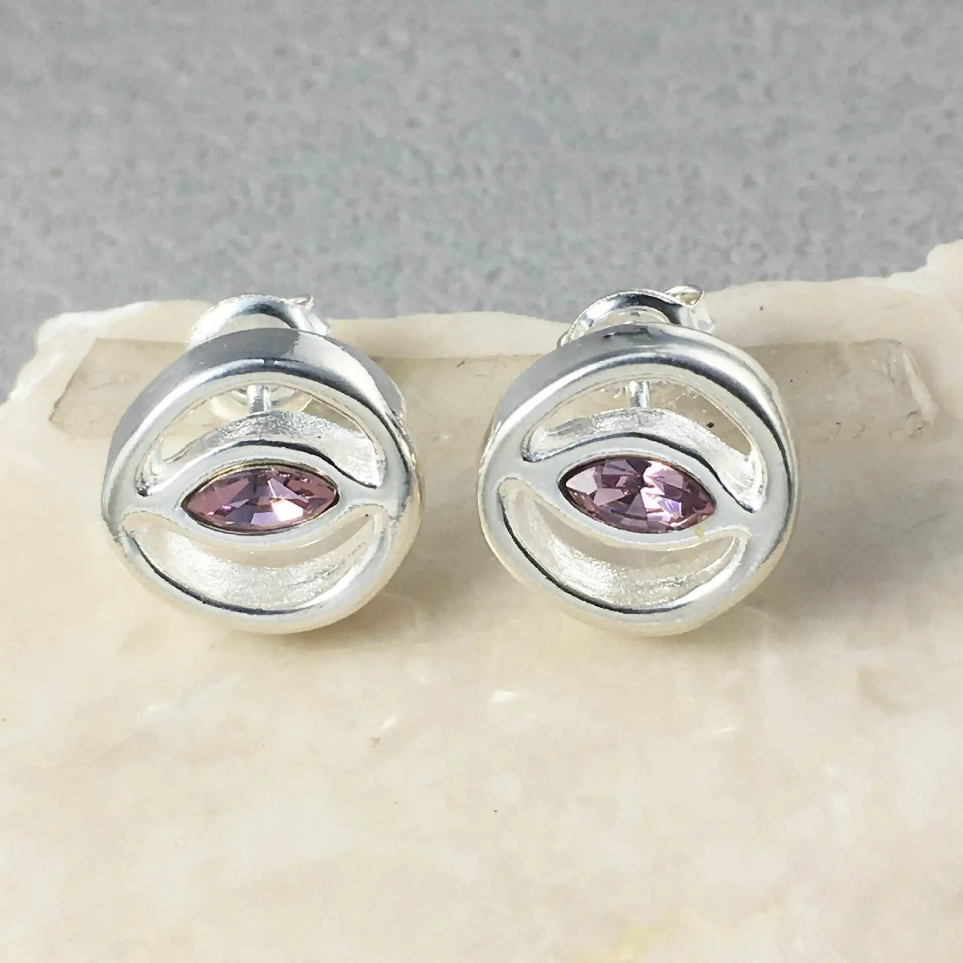 Лето 2022, благородные загадочные серьги золотого, серебряного цвета с конским глазом, женские ювелирные аксессуары, романтический подарок
Лето 2022, благородные загадочные серьги золотого, серебряного цвета с конским глазом, женские ювелирные аксессуары, романтический подарок