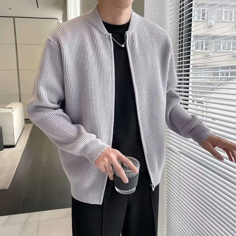 Модный белый вязаный кардиган с воротником-стойкой для мужчин, весенне-осенний стильный жакет с бейсбольным воротником
Модный белый вязаный кардиган с воротником-стойкой для мужчин, весенне-осенний стильный жакет с бейсбольным воротником