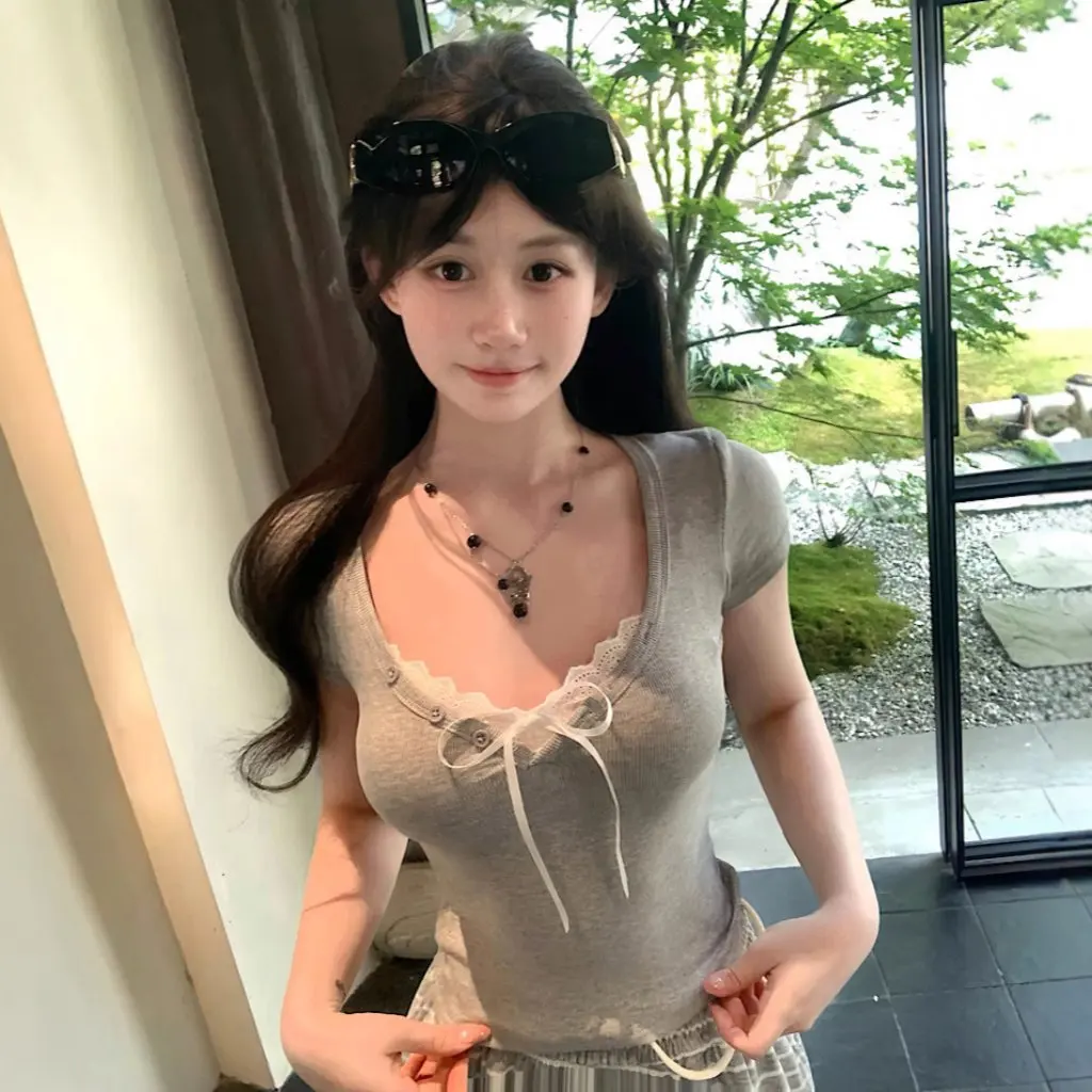 Женская искусственная двухсекционная футболка в стиле Pure Desire, кружевная, с короткими рукавами, с бантом на талии, для похудения, белый топ, модный дизайн с вышивкой
Женская искусственная двухсекционная футболка в стиле Pure Desire, кружевная, с короткими рукавами, с бантом на талии, для похудения, белый топ, модный дизайн с вышивкой