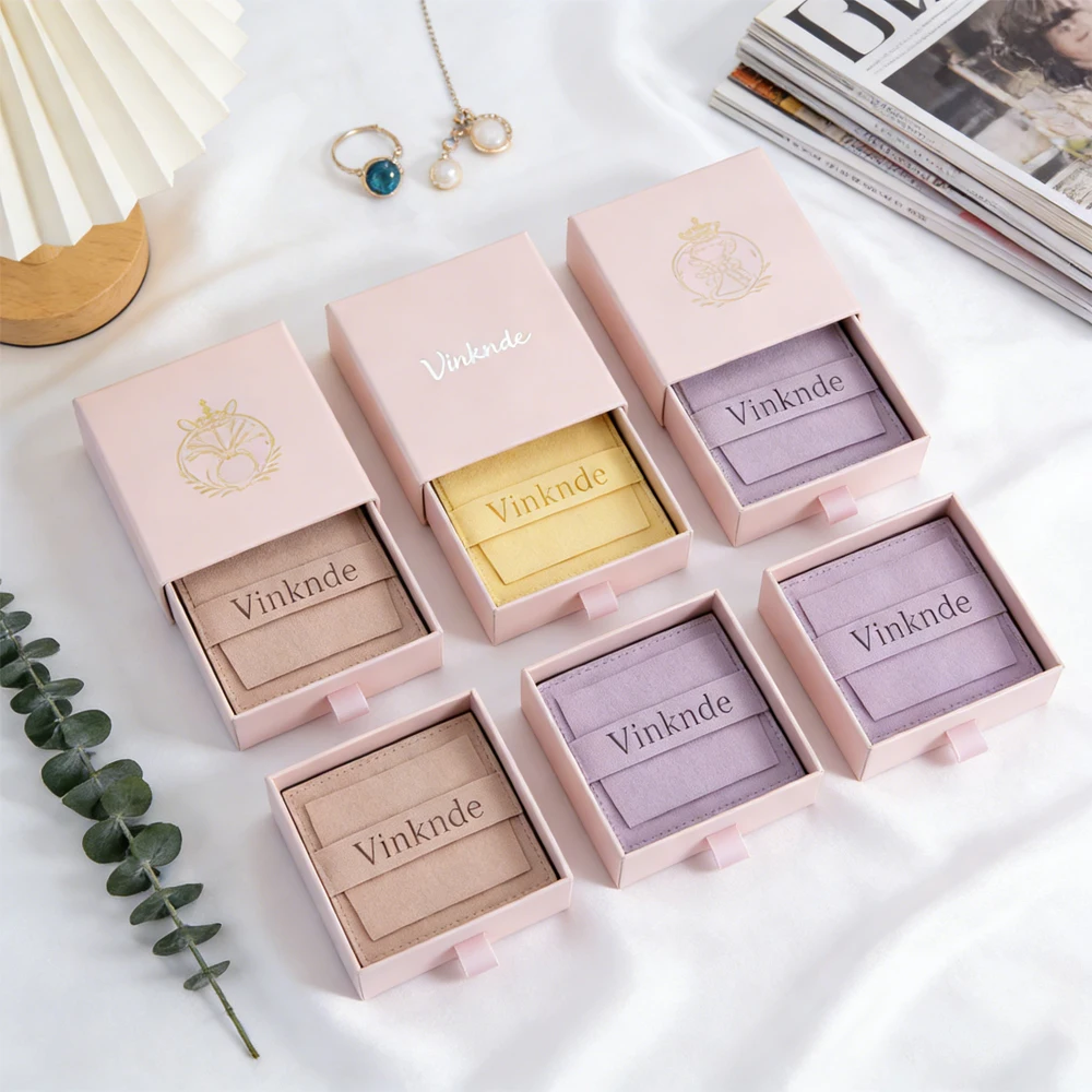 100 шт. подарочных коробок для украшений с логотипом на заказ, с бархатными вставками и мешочками из микрофибры, персонализированные коробки-футляры для серег, колец, ожерелий
100 шт. подарочных коробок для украшений с логотипом на заказ, с бархатными вставками и мешочками из микрофибры, персонализированные коробки-футляры для серег, колец, ожерелий