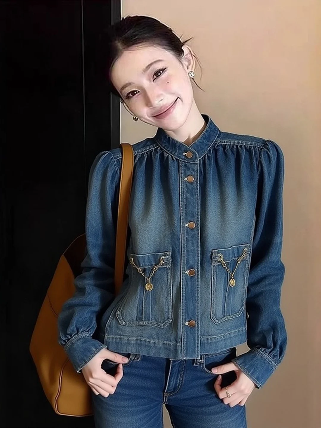 Весна 2026 Женская джинсовая куртка с объемными рукавами и воротником-стойкой, приталенная, повседневная, стильная, модная верхняя одежда
Весна 2026 Женская джинсовая куртка с объемными рукавами и воротником-стойкой, приталенная, повседневная, стильная, модная верхняя одежда