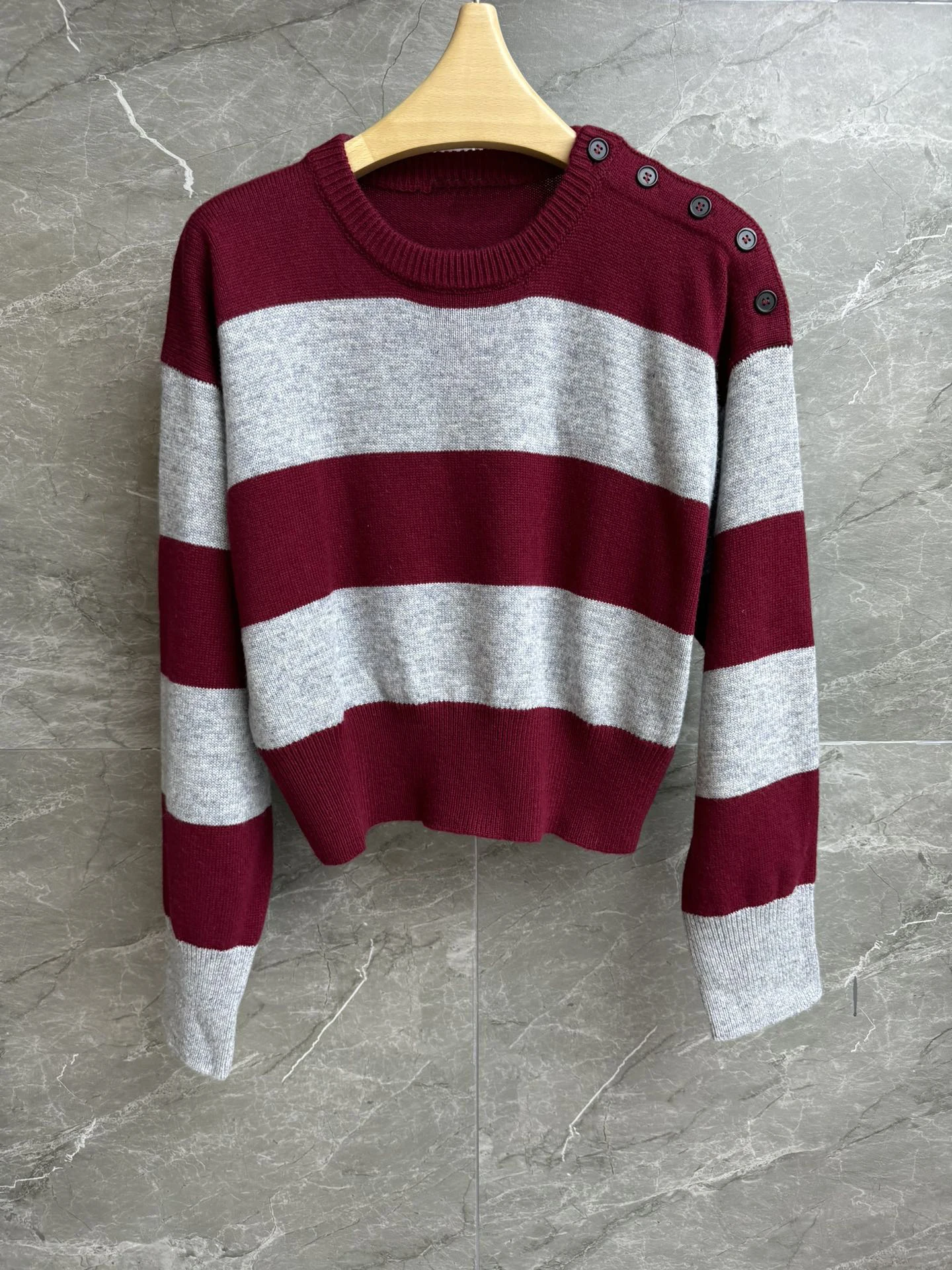 Cropped wool sweater - round neck, slim-fit, ultra-soft, effortlessly chic. 2025 summer women's new hot
Cropped wool sweater - round neck, slim-fit, ultra-soft, effortlessly chic. 2025 summer women's new hot