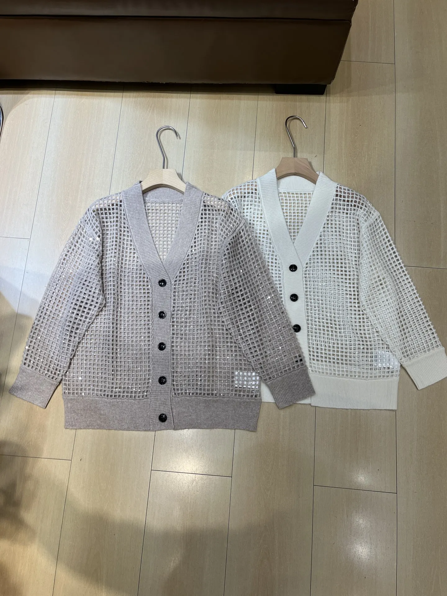 2026 Pre-Fall New Arrival: High-Quality V-Neck Cut-Out Knit Cardigan – A Loose, Slimming Top For Women
2026 Pre-Fall New Arrival: High-Quality V-Neck Cut-Out Knit Cardigan – A Loose, Slimming Top For Women