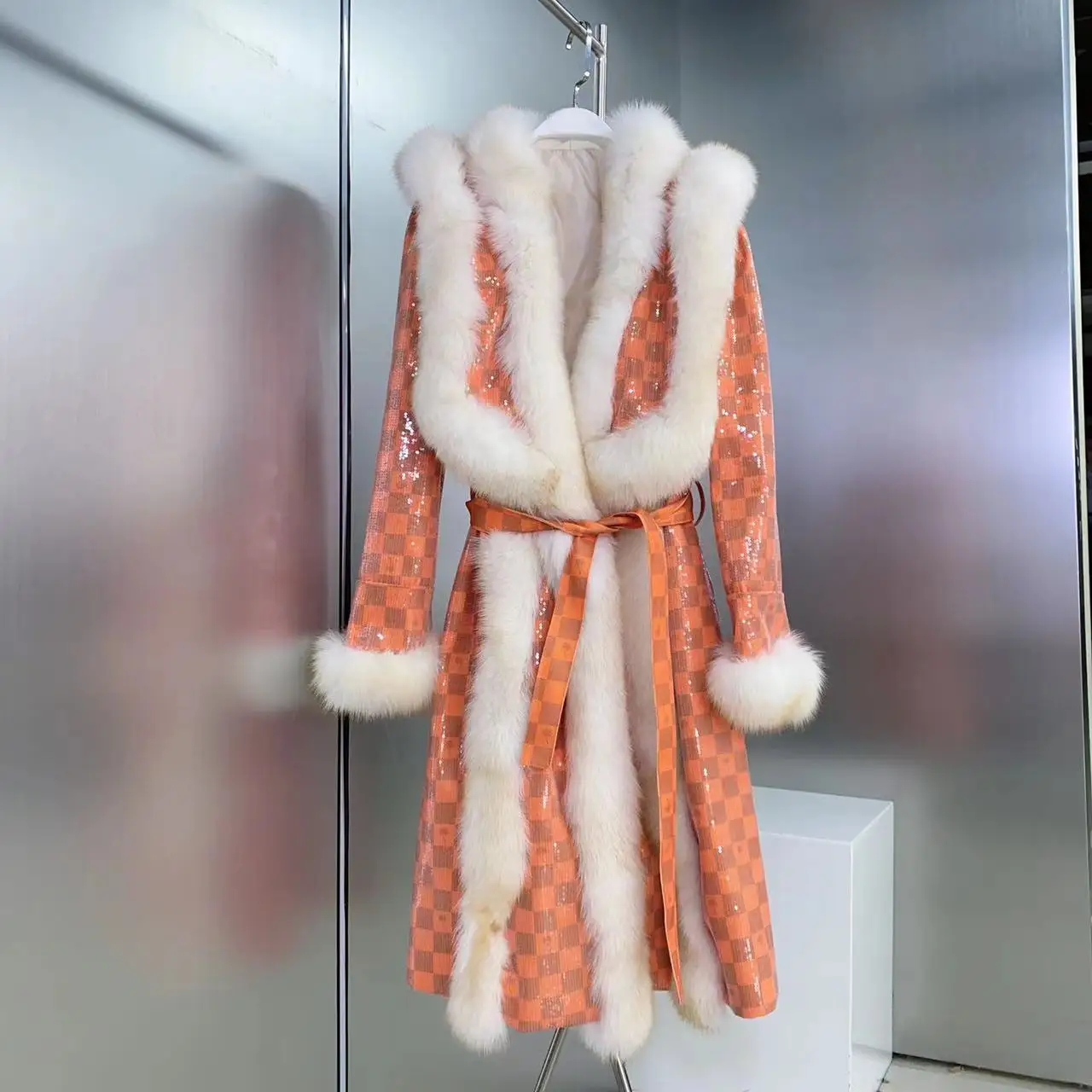2024 Spring Winter High-end light luxury fox fur stitching denim sequined long fur coat V-Neck Fashion Design
2024 Spring Winter High-end light luxury fox fur stitching denim sequined long fur coat V-Neck Fashion Design