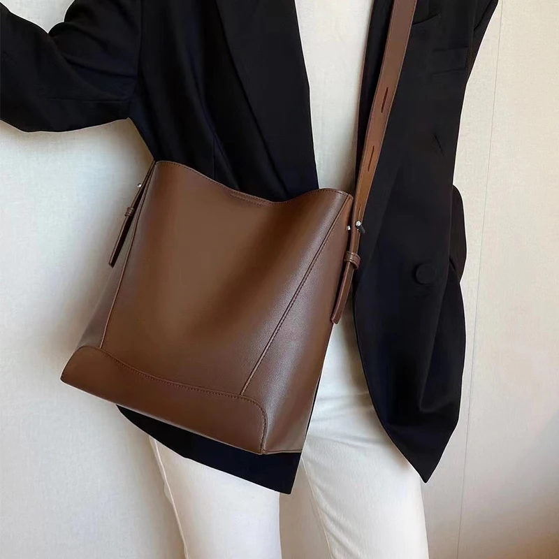 Women's Cowhide Genuine Leather Shoulder Bags Ladies Soft Fashion Design Bag Female Luxury Tote Bucket Handbag Lady High Quality
Women's Cowhide Genuine Leather Shoulder Bags Ladies Soft Fashion Design Bag Female Luxury Tote Bucket Handbag Lady High Quality