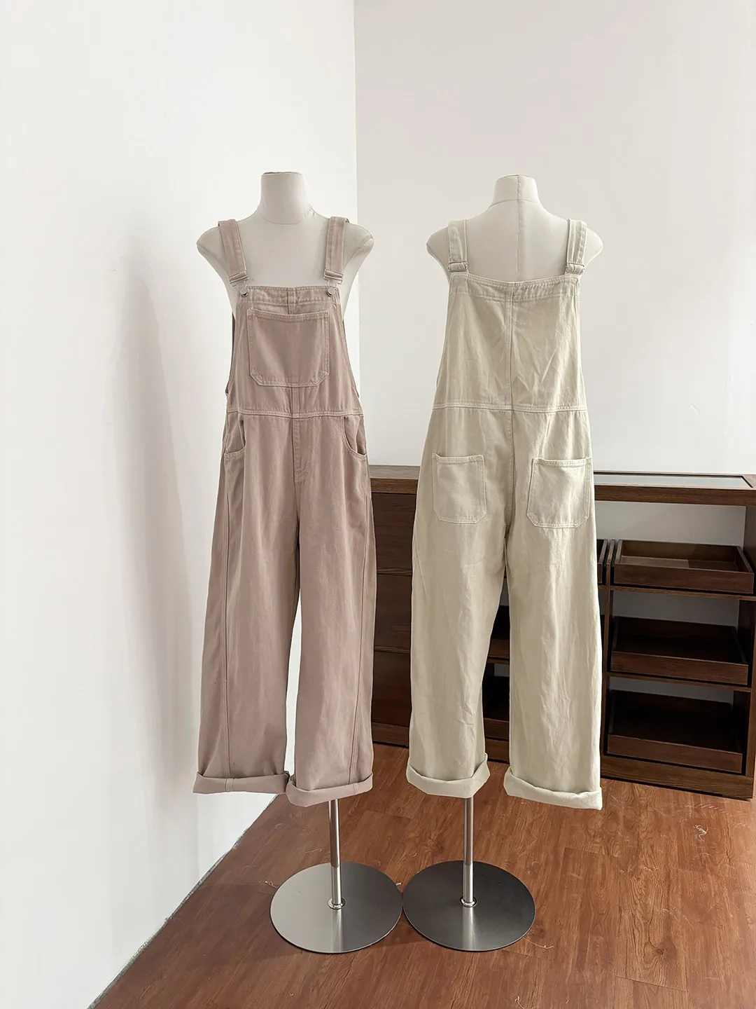 Summer 2026 High Waist American Retro Design Women's Loose Straight Leg Jeans Overalls Lazy Style Polyester Fiber Pure Color
Summer 2026 High Waist American Retro Design Women's Loose Straight Leg Jeans Overalls Lazy Style Polyester Fiber Pure Color