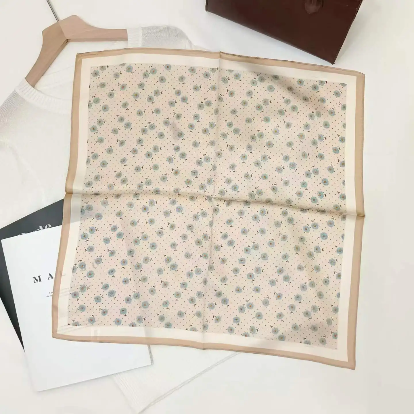 100% Mulberry Silk Scarf 53x53cm Cream Blue Daisy Polka Dot Print Square Neck Bandana Versatile Women's Fashion Accessory
100% Mulberry Silk Scarf 53x53cm Cream Blue Daisy Polka Dot Print Square Neck Bandana Versatile Women's Fashion Accessory
