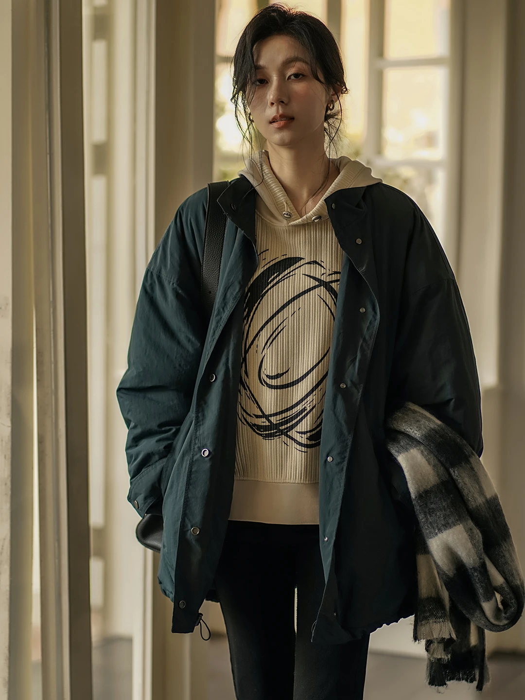 Корейское утепленное зимнее хлопковое пальто для женщин: свободное, теплое, модное, с длинными рукавами, средней длины
Корейское утепленное зимнее хлопковое пальто для женщин: свободное, теплое, модное, с длинными рукавами, средней длины