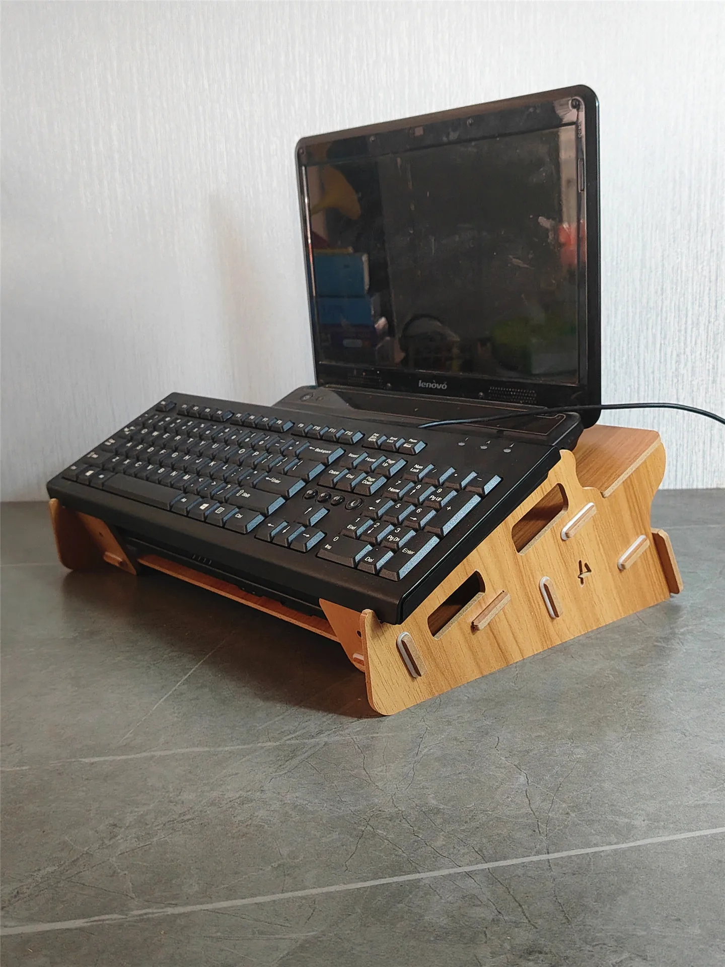 Охлаждающая подставка для ноутбука и клавиатуры, регулируемая на 25 градусов, простой дизайн, плотная текстура
Охлаждающая подставка для ноутбука и клавиатуры, регулируемая на 25 градусов, простой дизайн, плотная текстура