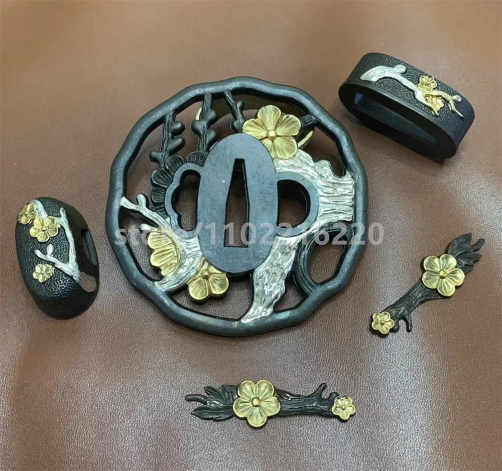 Замечательная медная латунь, позолоченная серебряная поручня Tsuba Fuchi Kashira Menuki для настоящего японского самурая, катаны, меча, фитинги
Замечательная медная латунь, позолоченная серебряная поручня Tsuba Fuchi Kashira Menuki для настоящего японского самурая, катаны, меча, фитинги