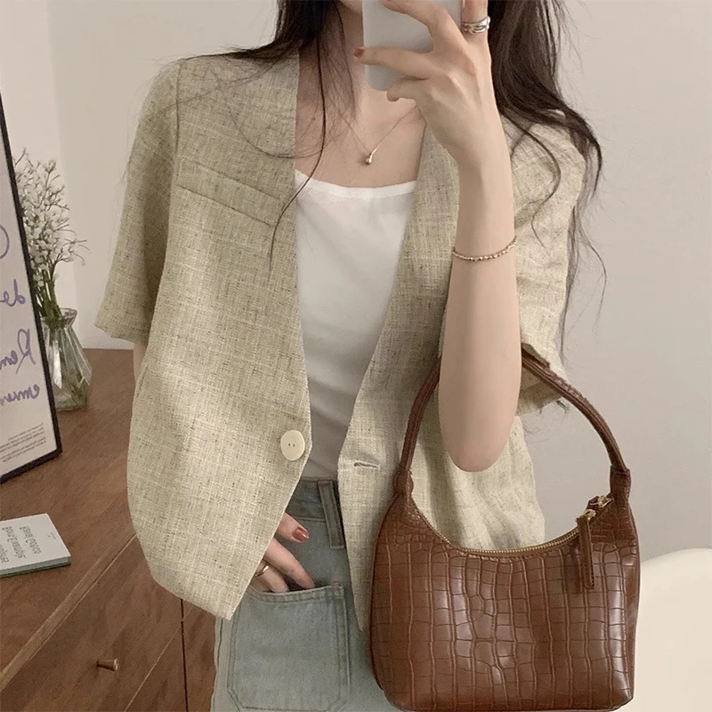 Design Niche One-button Short Coat Women Summer New Retro V-neck Temperament Suit Top
Design Niche One-button Short Coat Women Summer New Retro V-neck Temperament Suit Top