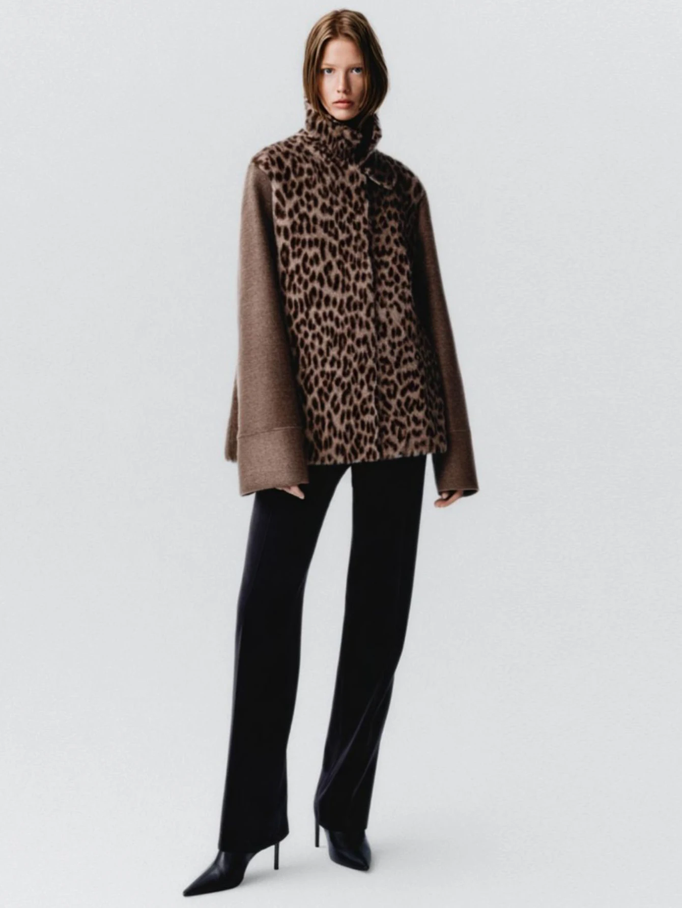 Женская куртка с высоким воротником и леопардовым принтом, шикарная осенне-зимняя повседневная мода в уличном стиле с длинными рукавами
Женская куртка с высоким воротником и леопардовым принтом, шикарная осенне-зимняя повседневная мода в уличном стиле с длинными рукавами