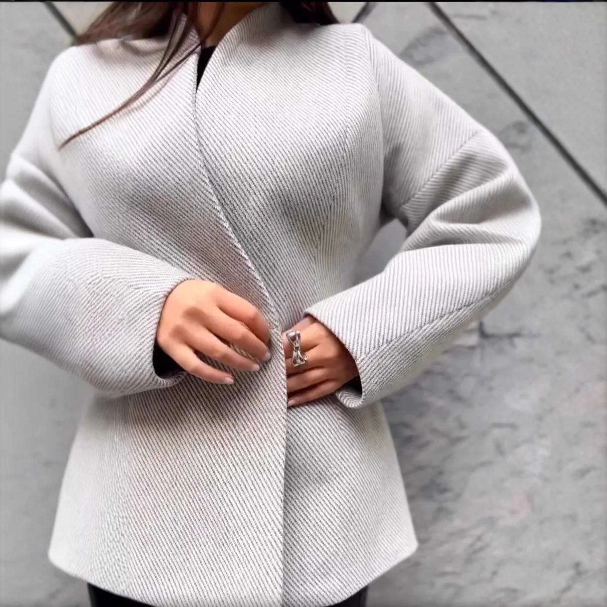 Ele ey Long Sve Верхняя одежда Осень Зима Новое поступление Женский модный костюм Пальто с тонким материалом китайского происхождения
Ele ey Long Sve Верхняя одежда Осень Зима Новое поступление Женский модный костюм Пальто с тонким материалом китайского происхождения