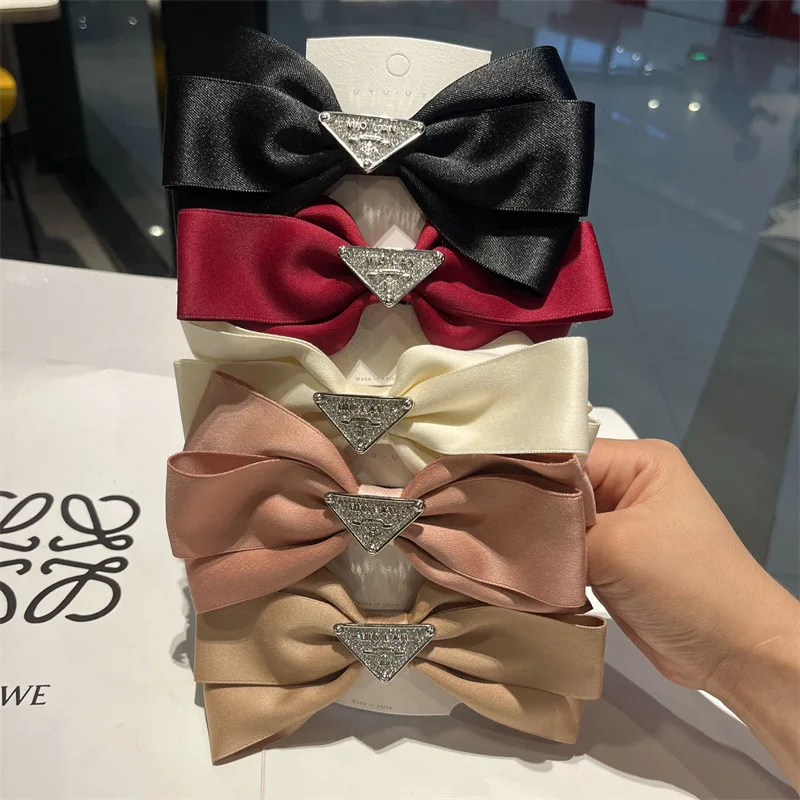 New black and red bow hair clip with elegant fabric and alloy rose spring clip, suitable for women's fashionable ponytail Barret
New black and red bow hair clip with elegant fabric and alloy rose spring clip, suitable for women's fashionable ponytail Barret