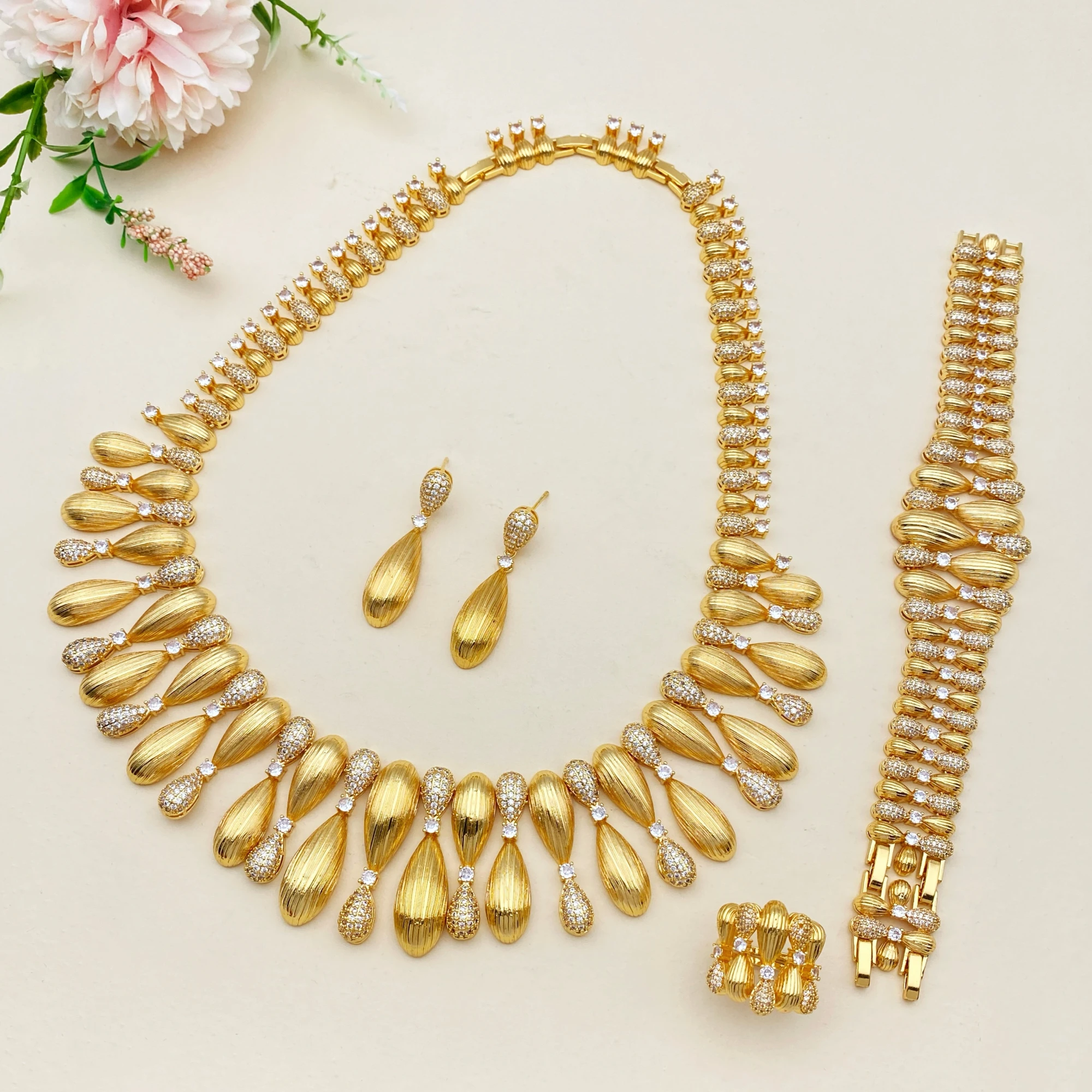 Luxury Gold Plated Zircon Bracelet Ring Necklace Earrings Set 4 Pcs Dazzling Party Evening Statement Jewelry for Women High-End
Luxury Gold Plated Zircon Bracelet Ring Necklace Earrings Set 4 Pcs Dazzling Party Evening Statement Jewelry for Women High-End