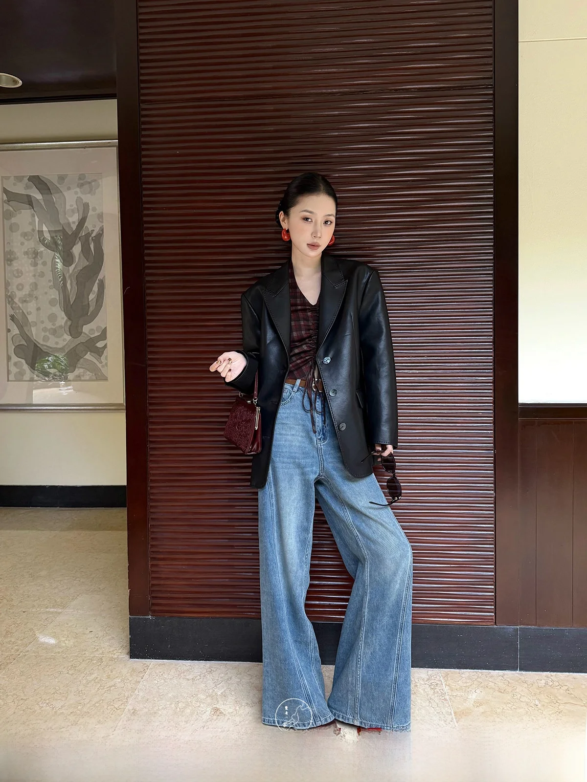 Оригинальные женские свободные прямые хлопковые джинсы Rui Qing с высокой талией, винтажный дизайн, весенний сезон, женская мода
Оригинальные женские свободные прямые хлопковые джинсы Rui Qing с высокой талией, винтажный дизайн, весенний сезон, женская мода