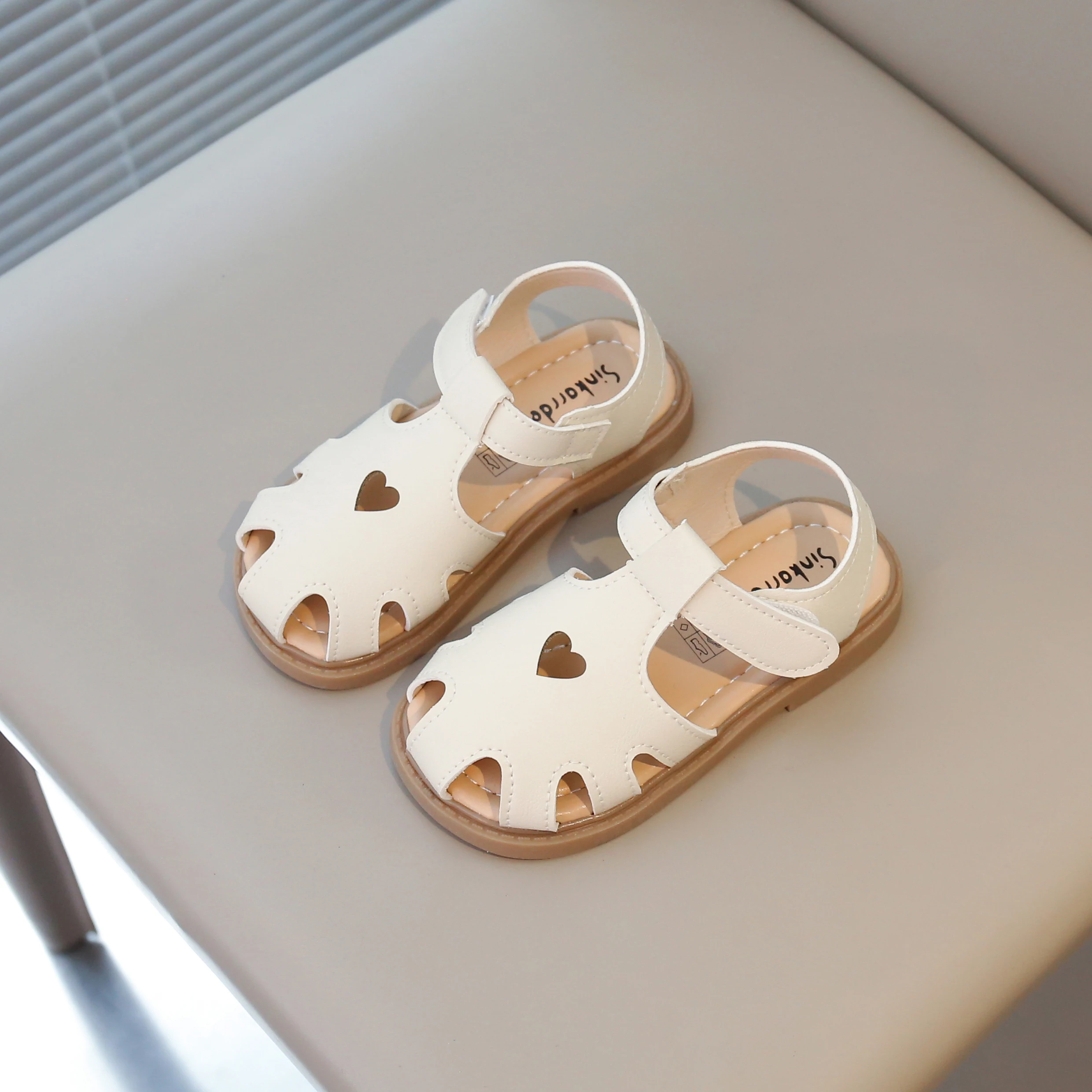 YUYIN 2026 Summer Girls' Sandals Hollow Breathable Solid Color Fashionable Trend Suitable for Children Toddlers Kids Beach Shoes
YUYIN 2026 Summer Girls' Sandals Hollow Breathable Solid Color Fashionable Trend Suitable for Children Toddlers Kids Beach Shoes