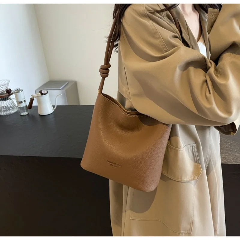 Popular Retro Large Capacity for Women Bag New Autumn Winter Versatile Solid Single-shoulder Crossbody Bag Bolsa Purses Handbags
Popular Retro Large Capacity for Women Bag New Autumn Winter Versatile Solid Single-shoulder Crossbody Bag Bolsa Purses Handbags