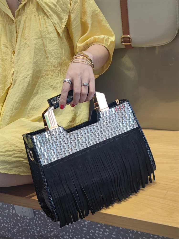 Новая женская сумка из натуральной кожи 2026 года, люксовая модная сумка с бриллиантами, дамская сумочка из воловьей кожи с кисточками и стразами, сумка через плечо
Новая женская сумка из натуральной кожи 2026 года, люксовая модная сумка с бриллиантами, дамская сумочка из воловьей кожи с кисточками и стразами, сумка через плечо