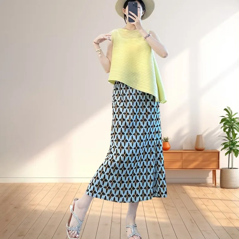Miyake 2025 New Pleated Dress French Elegance Retro Pleated Straight Half Skirt Simple Sleeveless Undershirt T-shirt Top Set
Miyake 2025 New Pleated Dress French Elegance Retro Pleated Straight Half Skirt Simple Sleeveless Undershirt T-shirt Top Set