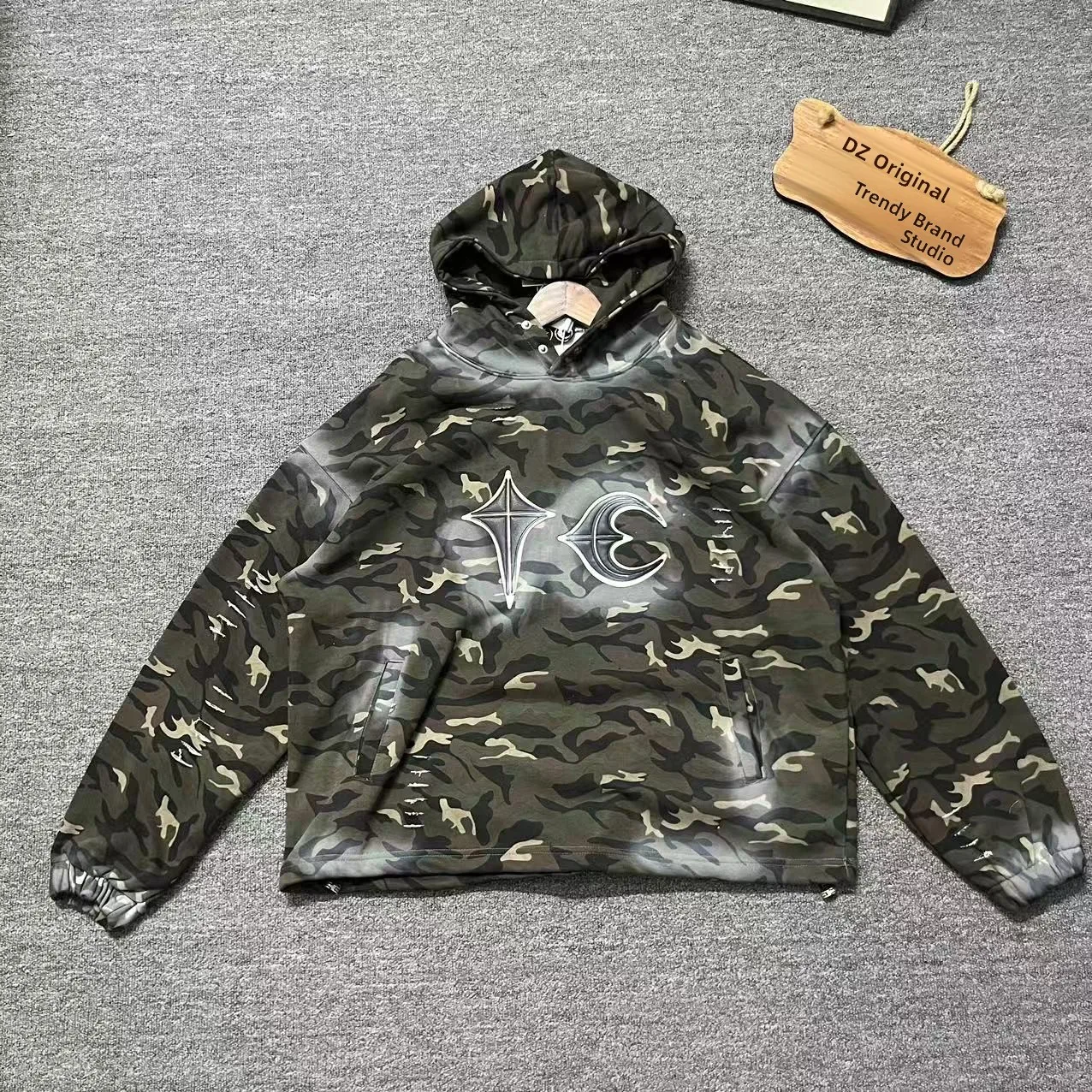 Thug Club TC Basic fiti Натуральная кожа с логотипом Декоративная базовая камуфляжная толстовка с капюшоном для мужчин и женщин
Thug Club TC Basic fiti Натуральная кожа с логотипом Декоративная базовая камуфляжная толстовка с капюшоном для мужчин и женщин