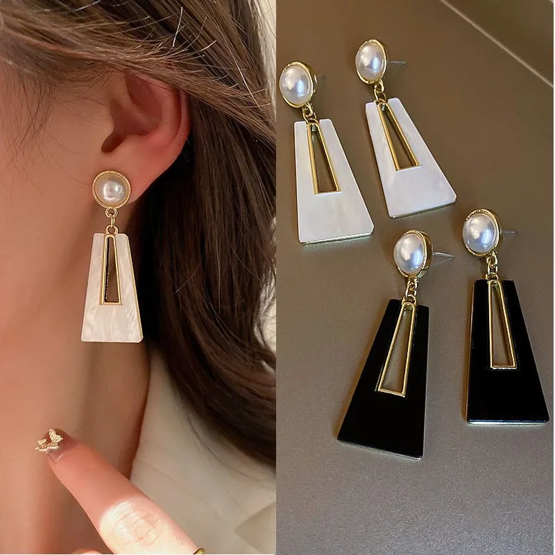 New Acrylic Trapezoidal Geometric Drop Earrings For Women Korean Fashion Luxury Pearl Earrings 2025 Trendy Party Wedding Jewelry
New Acrylic Trapezoidal Geometric Drop Earrings For Women Korean Fashion Luxury Pearl Earrings 2025 Trendy Party Wedding Jewelry