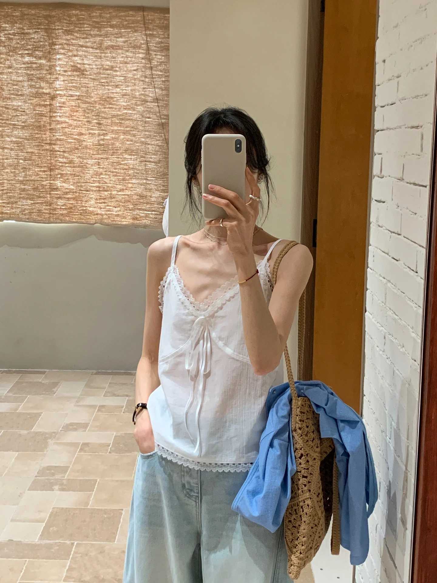 White Lace Splice V-neck Strap Vest Women's Summer New Belt Slimming Sleeveless Top Fashionable Short Style Lace Fabric
White Lace Splice V-neck Strap Vest Women's Summer New Belt Slimming Sleeveless Top Fashionable Short Style Lace Fabric