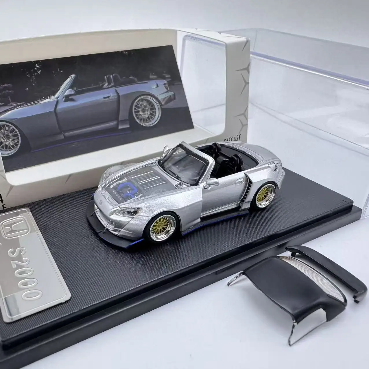 Модель автомобиля RM 1:64 S2000, версия кабриолет, из сплава
Модель автомобиля RM 1:64 S2000, версия кабриолет, из сплава