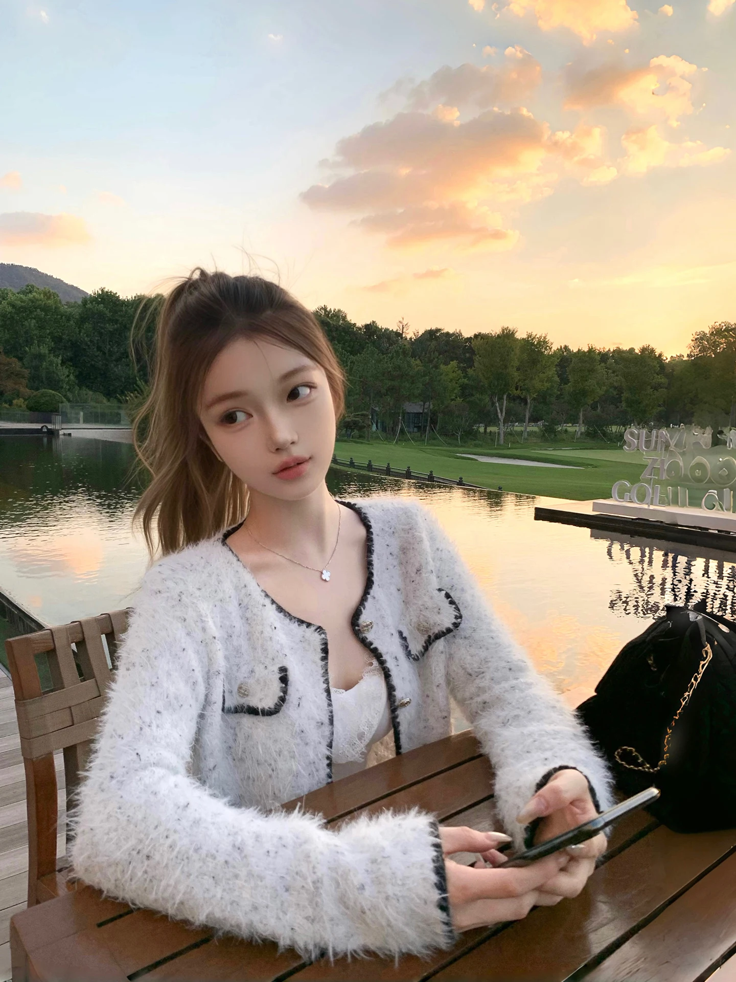 Ароматная женская куртка из искусственного меха норки, осенняя новинка, модная теплая короткая куртка из нейлона и акрилового волокна
Ароматная женская куртка из искусственного меха норки, осенняя новинка, модная теплая короткая куртка из нейлона и акрилового волокна