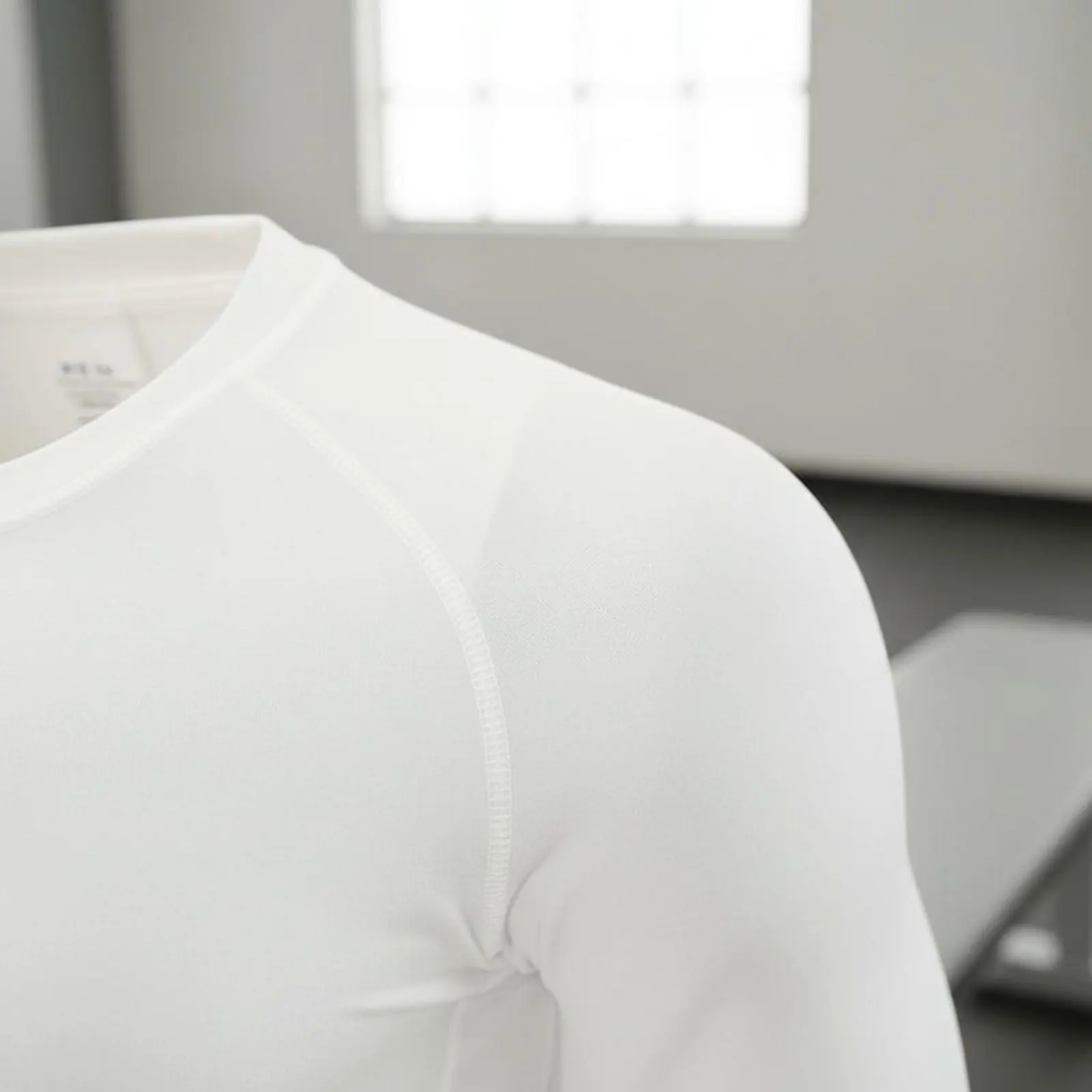 Men's Long Sleeve Compression Shirt Sweat-Wicking Tight Fit Training Top Athletic Base Layer Shirt Breathable for Running
Men's Long Sleeve Compression Shirt Sweat-Wicking Tight Fit Training Top Athletic Base Layer Shirt Breathable for Running