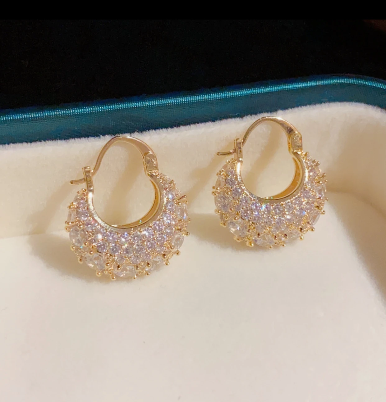 Luxury 1.9 * 1.7cm micro-set full zirconia bag-shaped ear clip, popular, exquisite, super shiny, versatile, high-end earring
Luxury 1.9 * 1.7cm micro-set full zirconia bag-shaped ear clip, popular, exquisite, super shiny, versatile, high-end earring