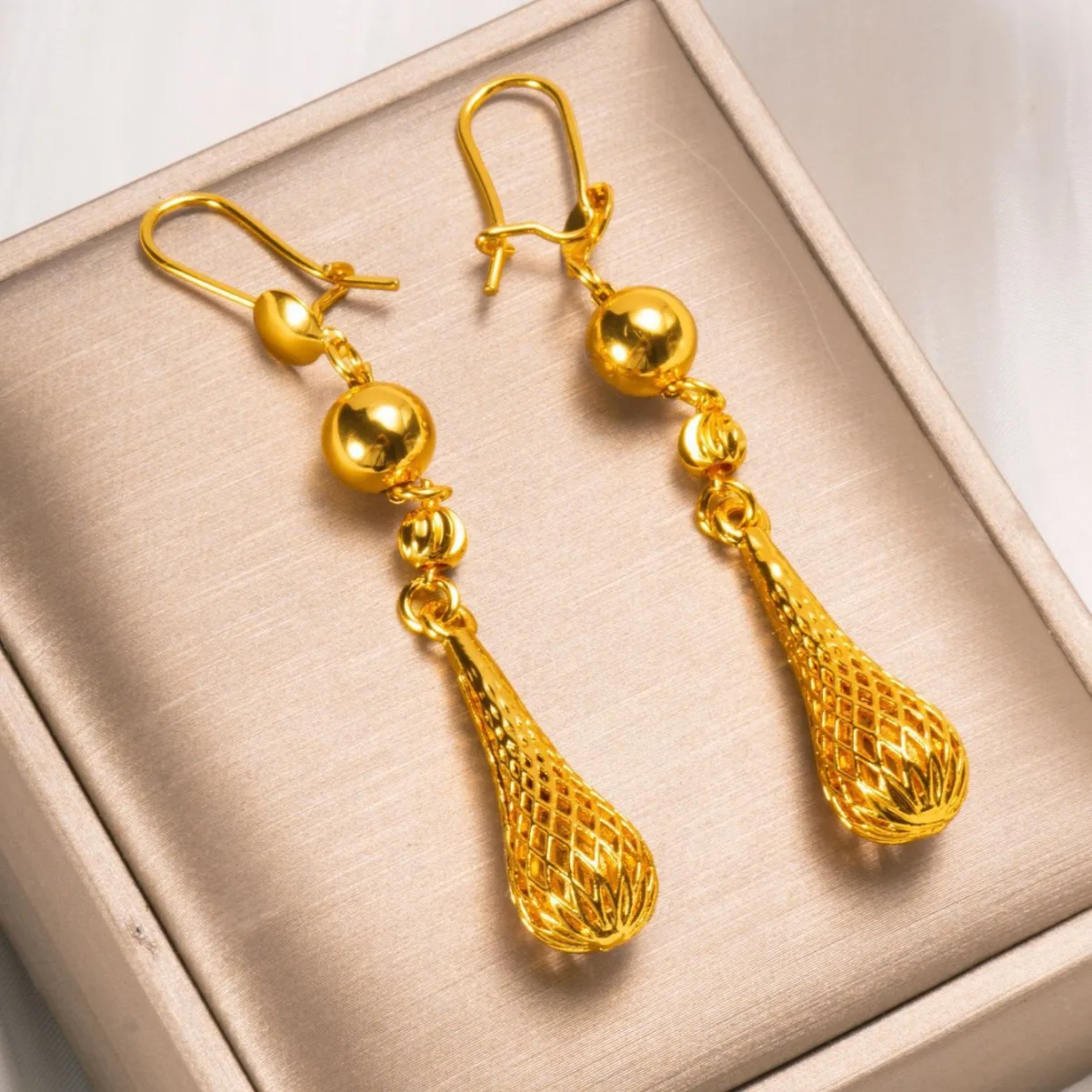 9999 Gold Earrings - High-end Flowing Beads and Droplet Earrings for Women - Middle East - Dubai Ear Jewelry
9999 Gold Earrings - High-end Flowing Beads and Droplet Earrings for Women - Middle East - Dubai Ear Jewelry