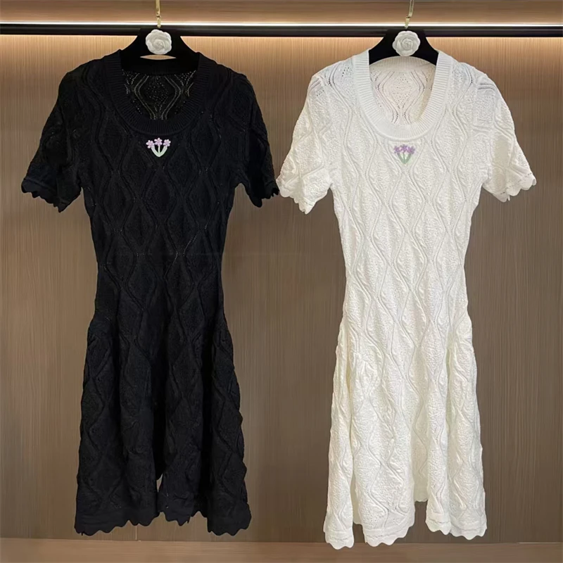 High-qualityFashionable casual knitted embroidered hollow-out short-sleeved dress new summer style women's A-line umbrella skirt
High-qualityFashionable casual knitted embroidered hollow-out short-sleeved dress new summer style women's A-line umbrella skirt