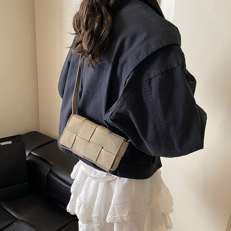 2023 Модная французская ниша - дизайнерская женская маленькая квадратная сумка, универсальная портативная сумка через плечо с высококачественной текстурой
2023 Модная французская ниша - дизайнерская женская маленькая квадратная сумка, универсальная портативная сумка через плечо с высококачественной текстурой