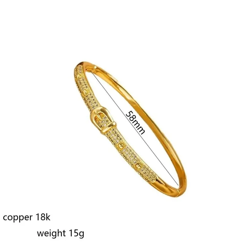 Этот модный открытый женский браслет с кожаной застежкой и ощущением роскоши, универсально и не выцветает.
Этот модный открытый женский браслет с кожаной застежкой и ощущением роскоши, универсально и не выцветает.