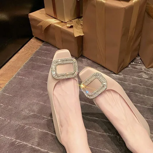 Женские туфли 2026 Весна: Изысканные туфли с квадратным носком, атласной поверхностью, неглубоким вырезом и массивным средним каблуком.
Женские туфли 2026 Весна: Изысканные туфли с квадратным носком, атласной поверхностью, неглубоким вырезом и массивным средним каблуком.