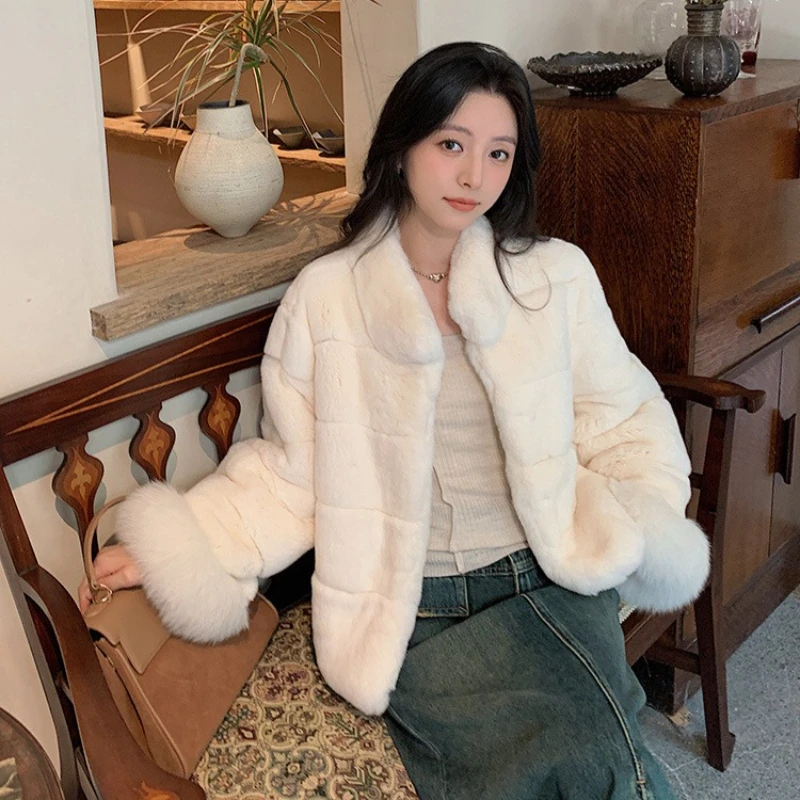 Короткое белое пальто из искусственного меха, однотонное пальто с меховыми рукавами, воротником-стойкой, плюшевое пальто, теплая толстая свободная меховая куртка, пушистая искусственная кроличья роскошь
Короткое белое пальто из искусственного меха, однотонное пальто с меховыми рукавами, воротником-стойкой, плюшевое пальто, теплая толстая свободная меховая куртка, пушистая искусственная кроличья роскошь