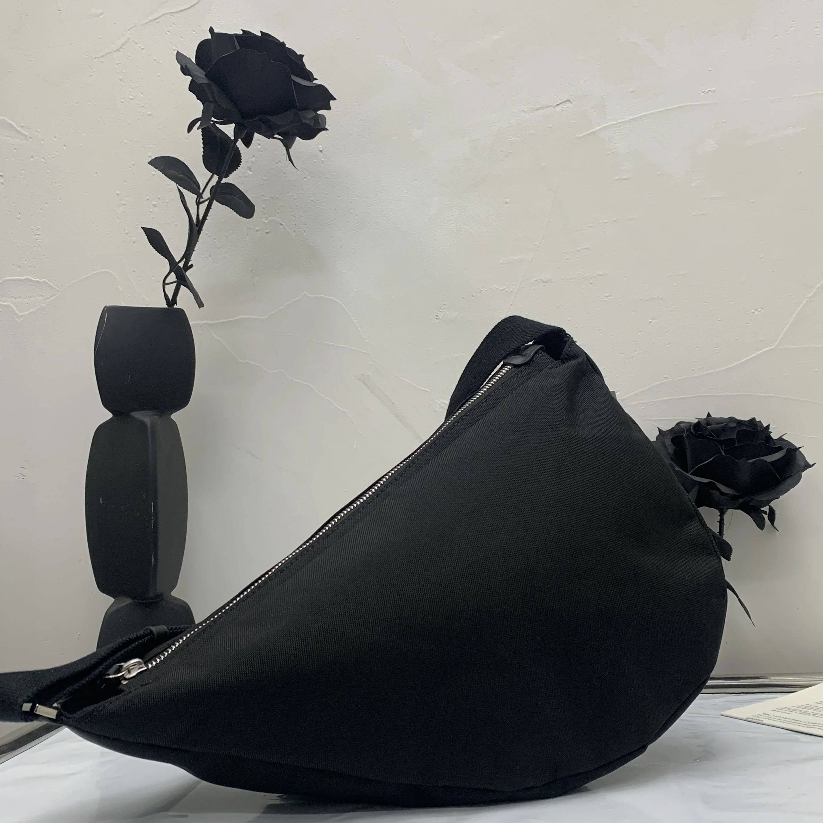 Designer nylon bag, half moon bag, underarm bag, waterproof nylon fabric, lightweight crossbody bag
Designer nylon bag, half moon bag, underarm bag, waterproof nylon fabric, lightweight crossbody bag
