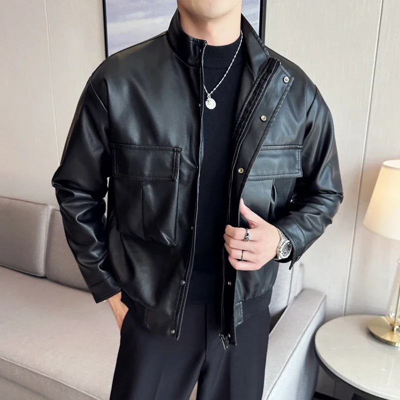 2023 Autumn New Leather Coats Business Trend PU Leather Jacket Mens Pocket Decoration Fit Leather Jackets
2023 Autumn New Leather Coats Business Trend PU Leather Jacket Mens Pocket Decoration Fit Leather Jackets