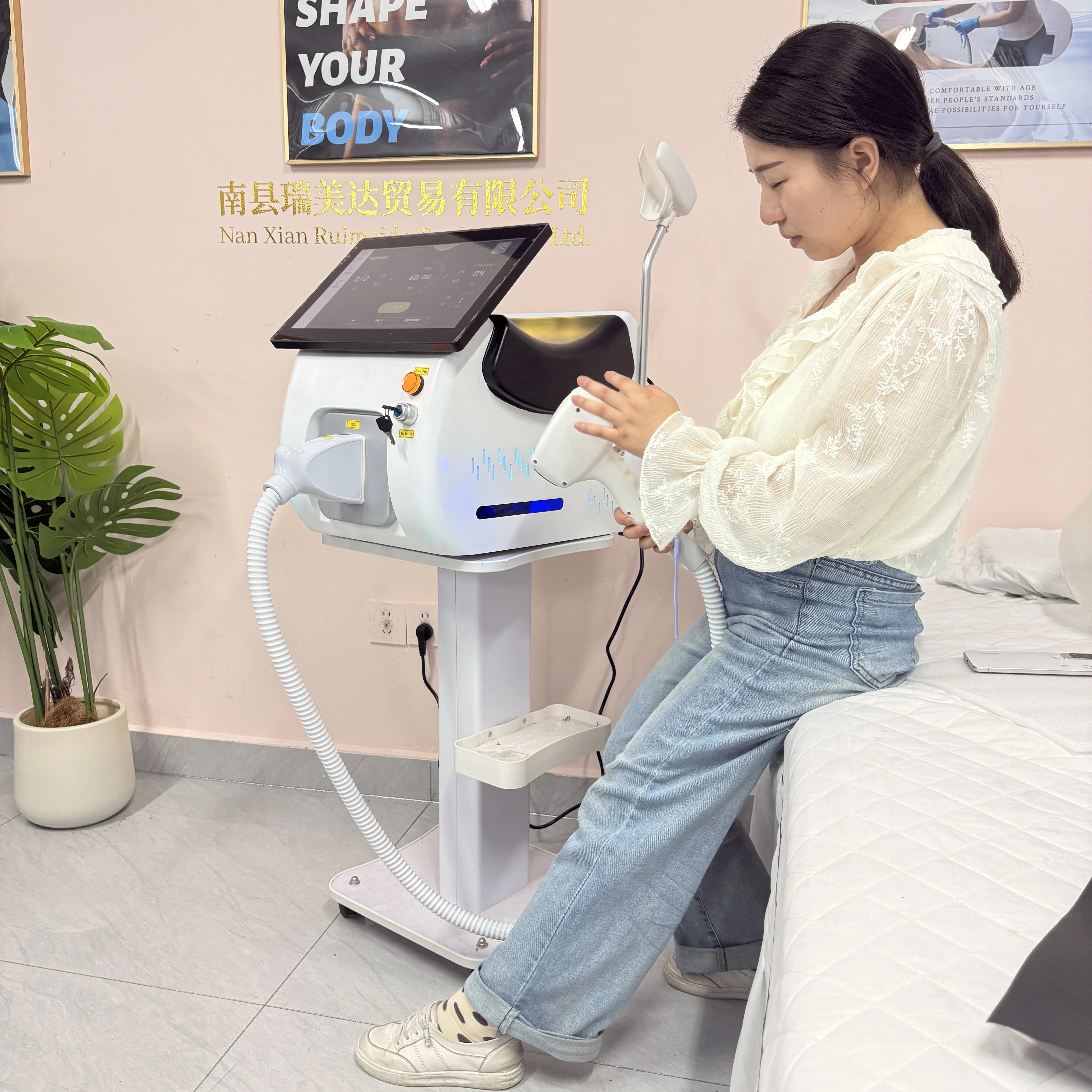 Diode Hair Removal Laser Brand New Black Ice Platinum Cooling System 808nm Diode Laser Hair Removal Machine 4 Wavele
Diode Hair Removal Laser Brand New Black Ice Platinum Cooling System 808nm Diode Laser Hair Removal Machine 4 Wavele