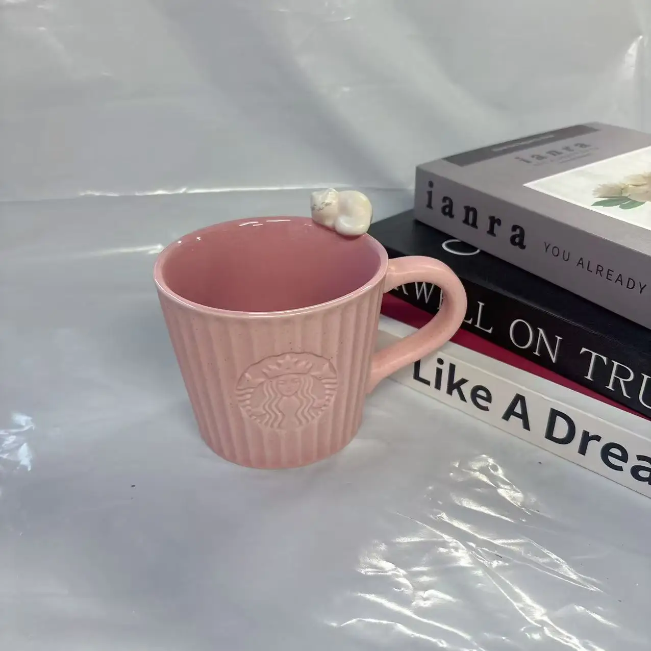 Starbucks 3D Cat on Rim Mug, 355ml Pink Ceramic Coffee Cup with Vertical Ribbed Design
Starbucks 3D Cat on Rim Mug, 355ml Pink Ceramic Coffee Cup with Vertical Ribbed Design
