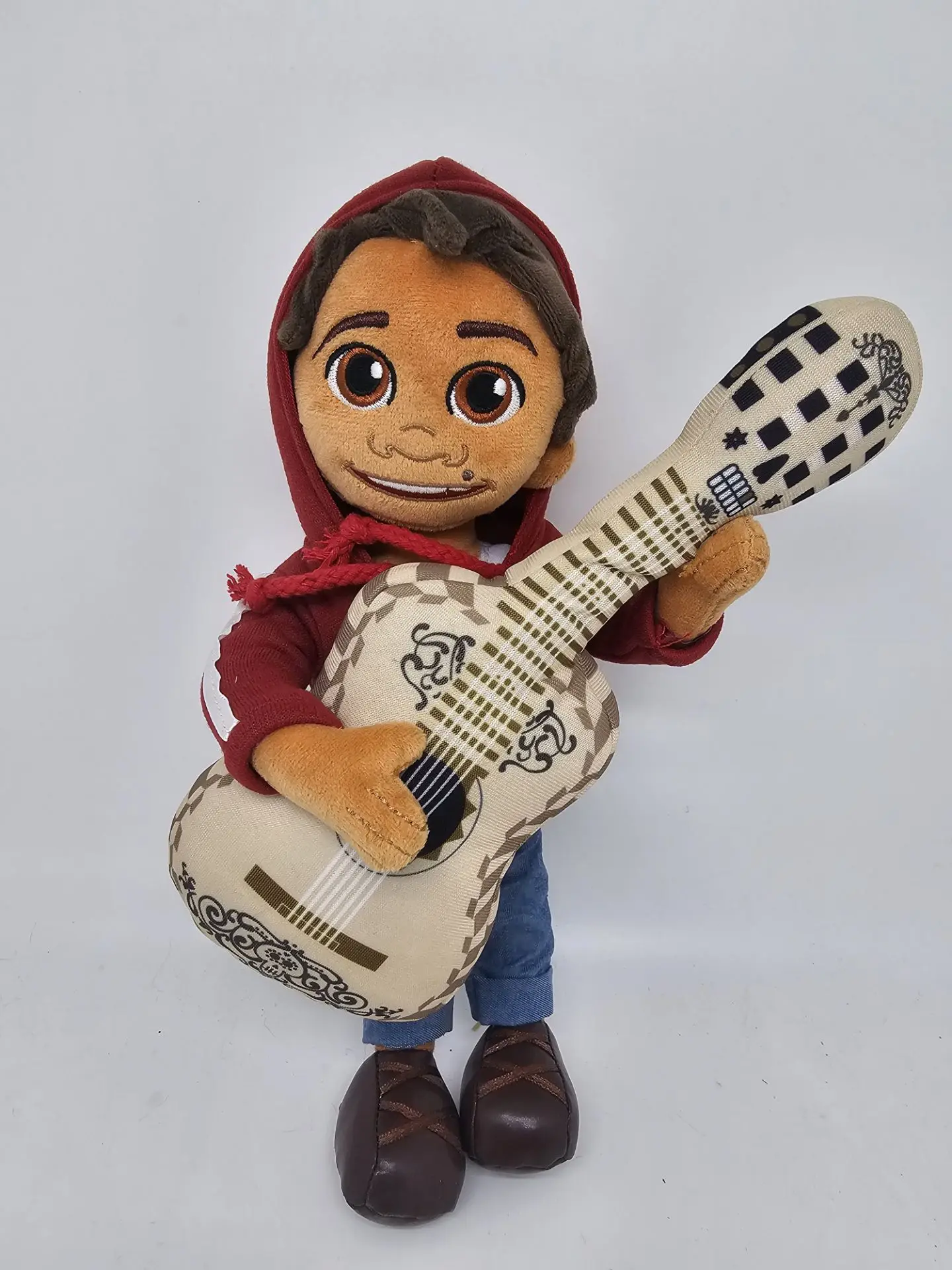 Плюшевая игрушка Disney Pixar Coco Miguel, 30 см, с гитарой и красным худи
Плюшевая игрушка Disney Pixar Coco Miguel, 30 см, с гитарой и красным худи