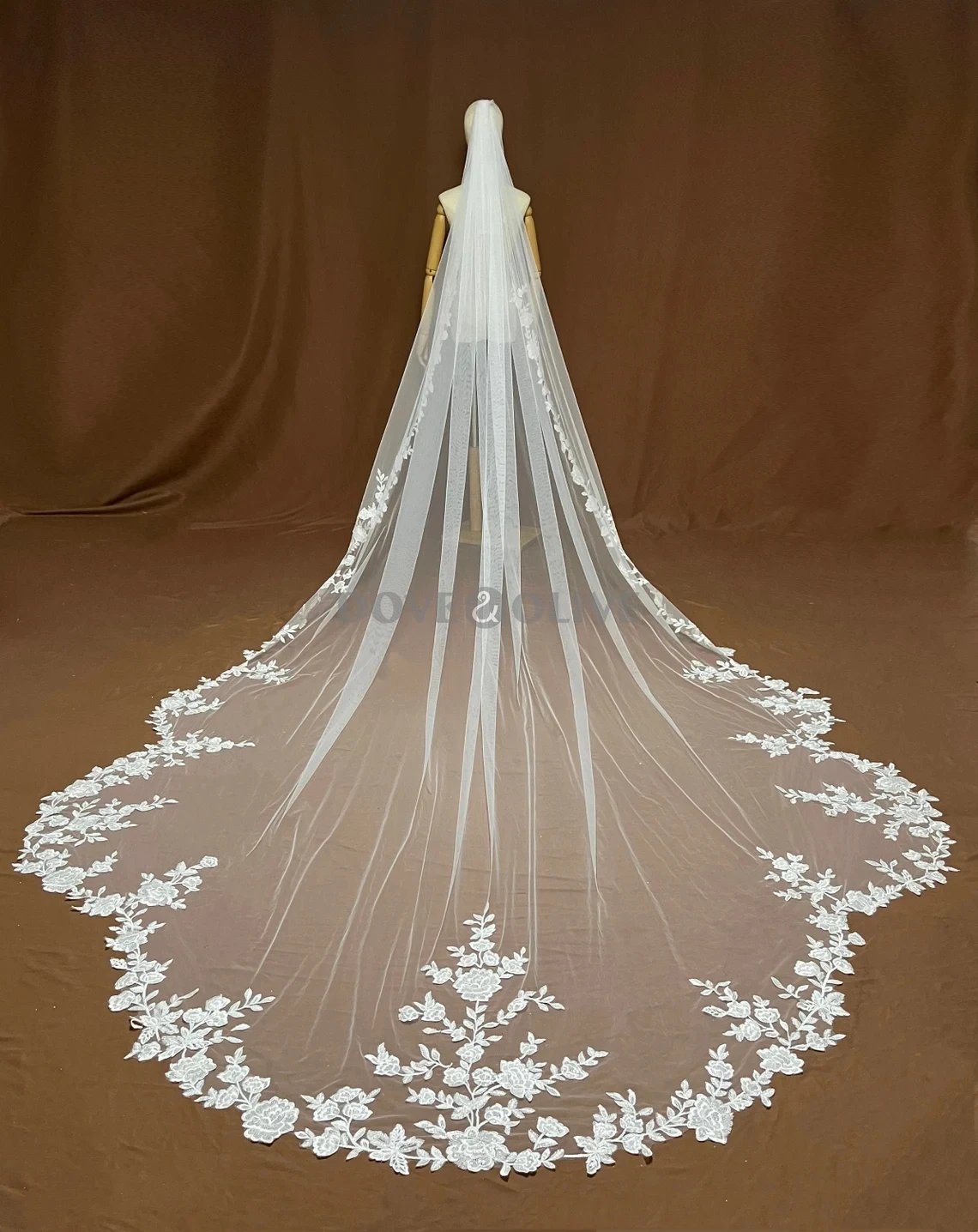 royal length veil bridal long veil single layer wedding veil wedding floral lace scolloped shape special edge veil lace trim 
royal length veil bridal long veil single layer wedding veil wedding floral lace scolloped shape special edge veil lace trim