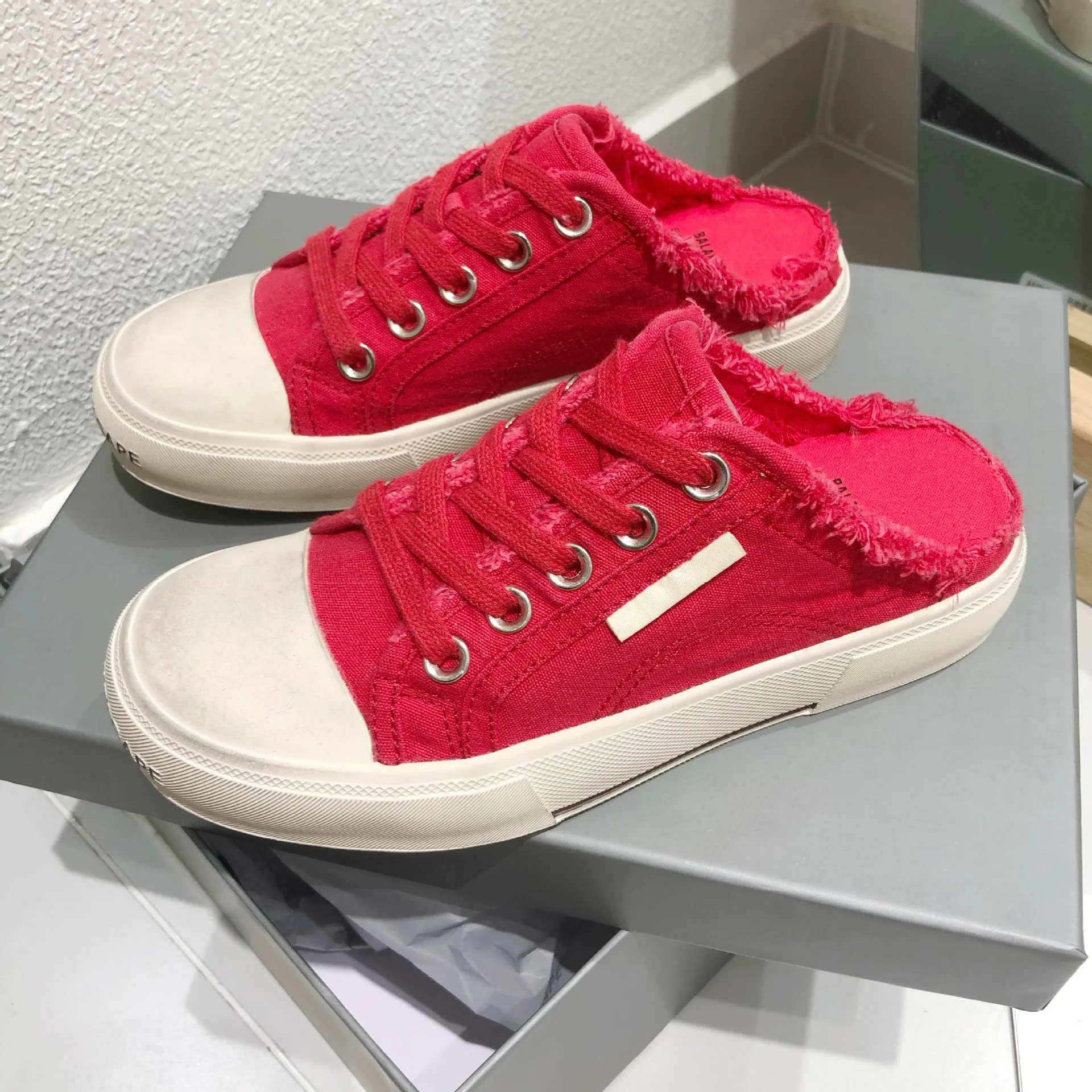 2026 new cute pink old dirty canvas round head lace-up flat bottom breathable half-drag women's shoes
2026 new cute pink old dirty canvas round head lace-up flat bottom breathable half-drag women's shoes